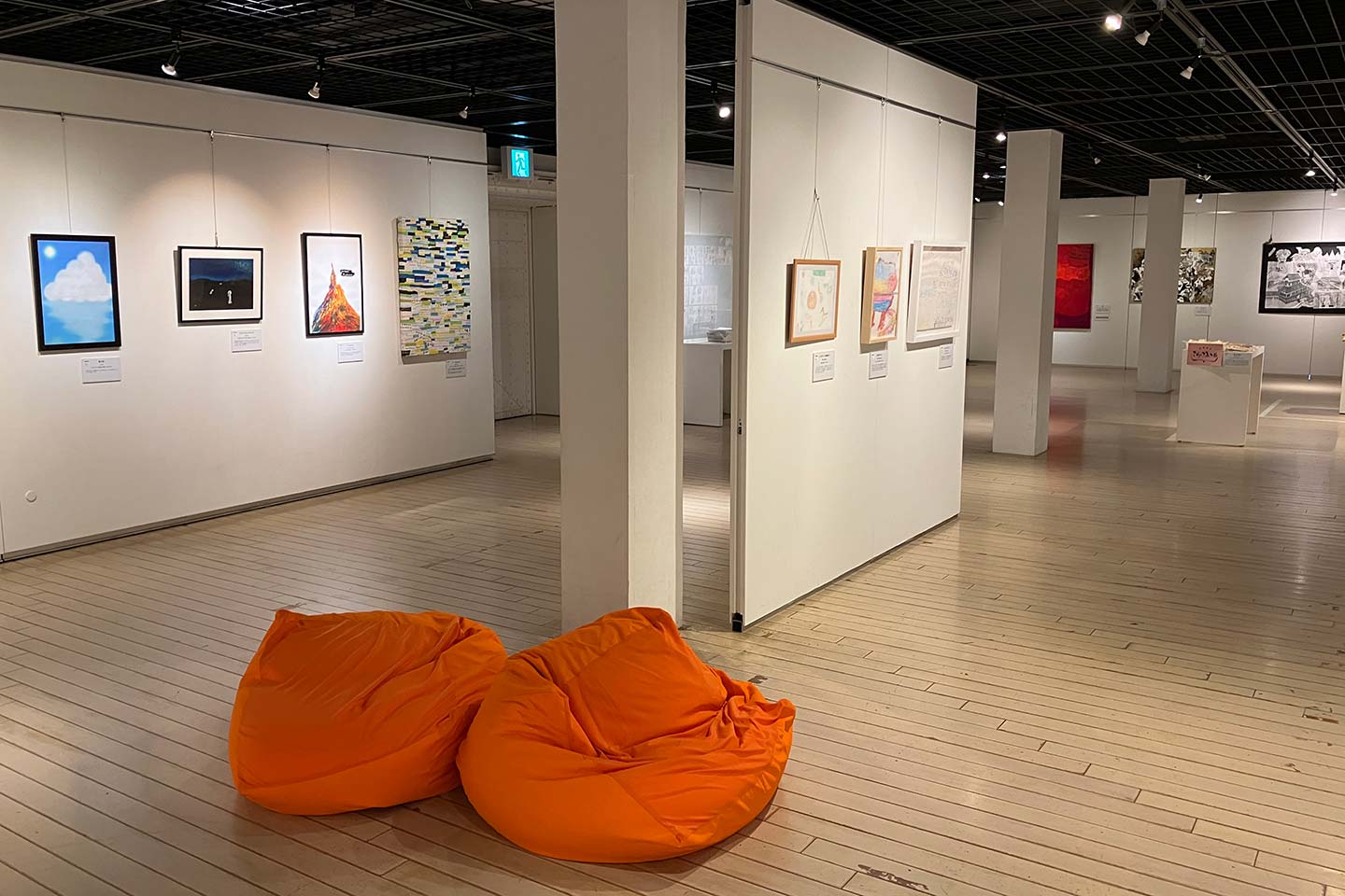 会場内に寝転んで休憩できるクッションソファが置かれている会場内風景。