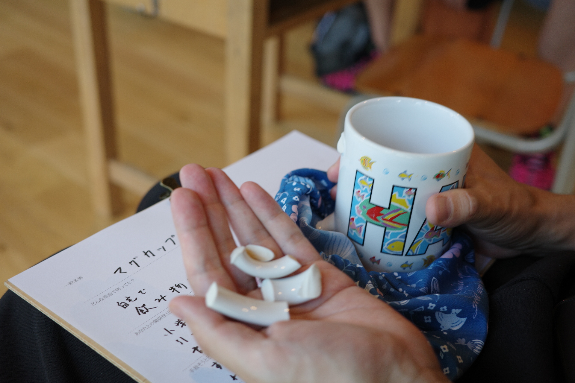 【写真】欠けたコップを持つ手のひら