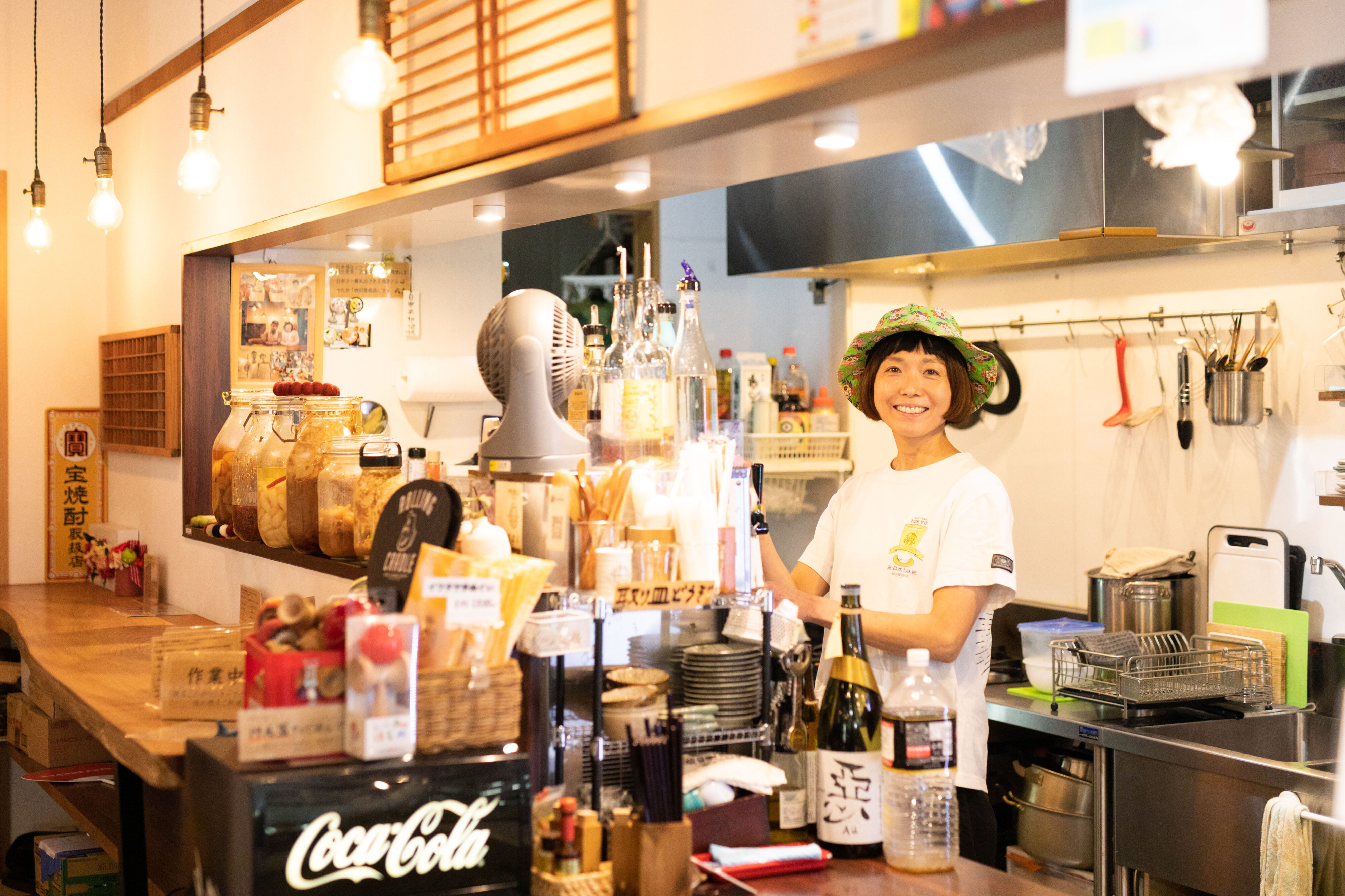 【写真】カウンター内でビールを注ぐいわたまいさん