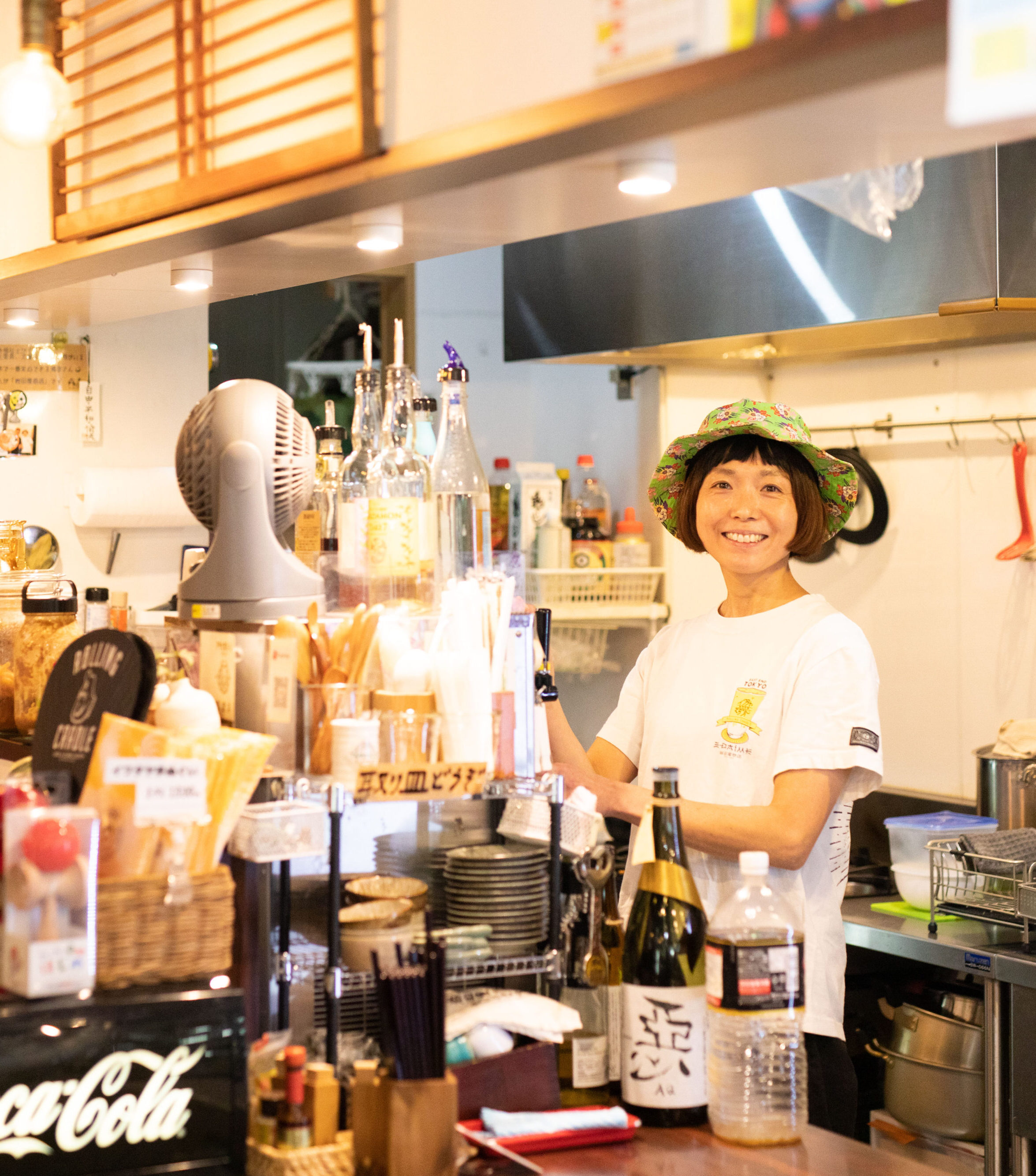 【写真】カウンター内でビールを注ぐいわたまいさん