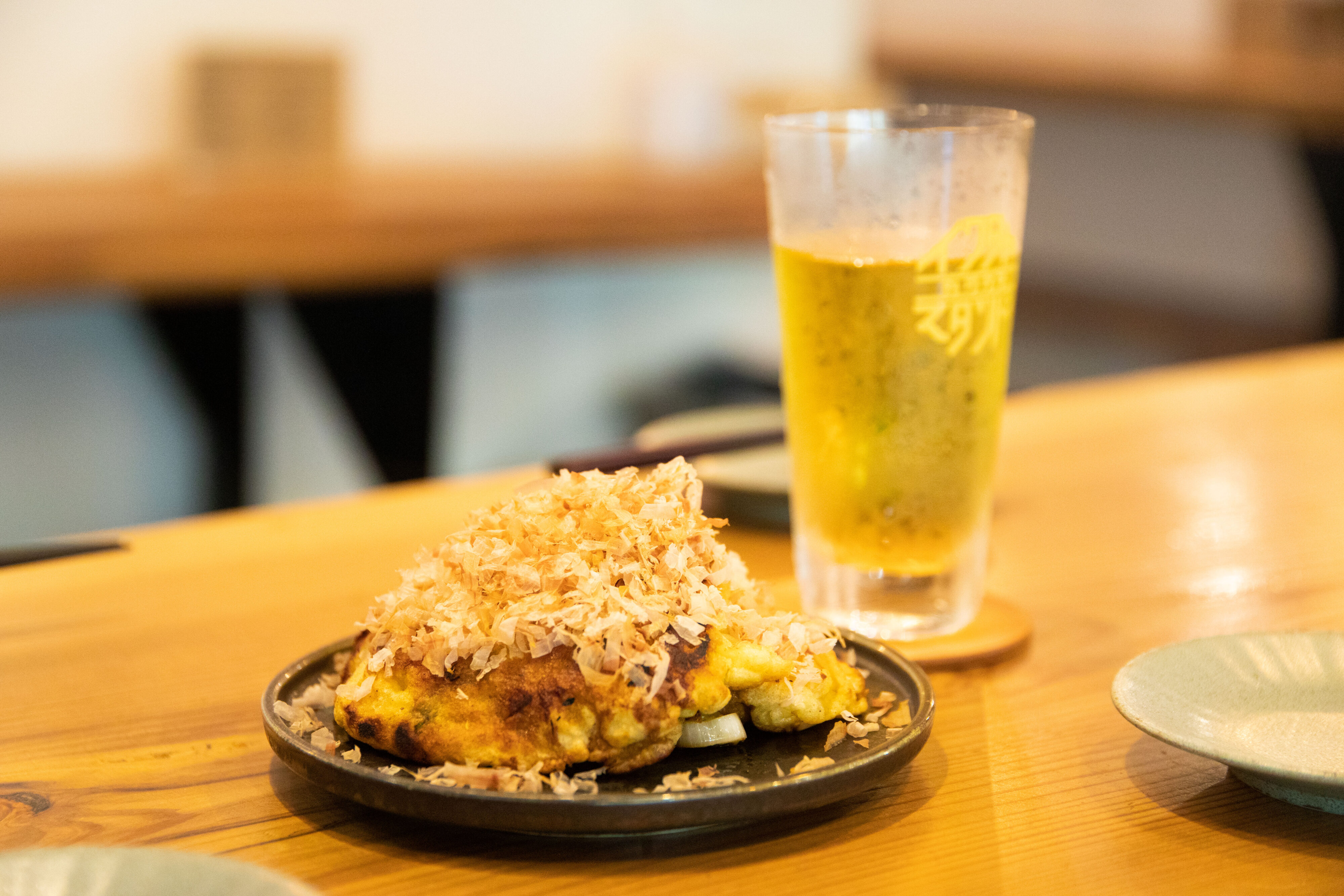 【写真】テーブルにお好み焼きとグラスが置いてある