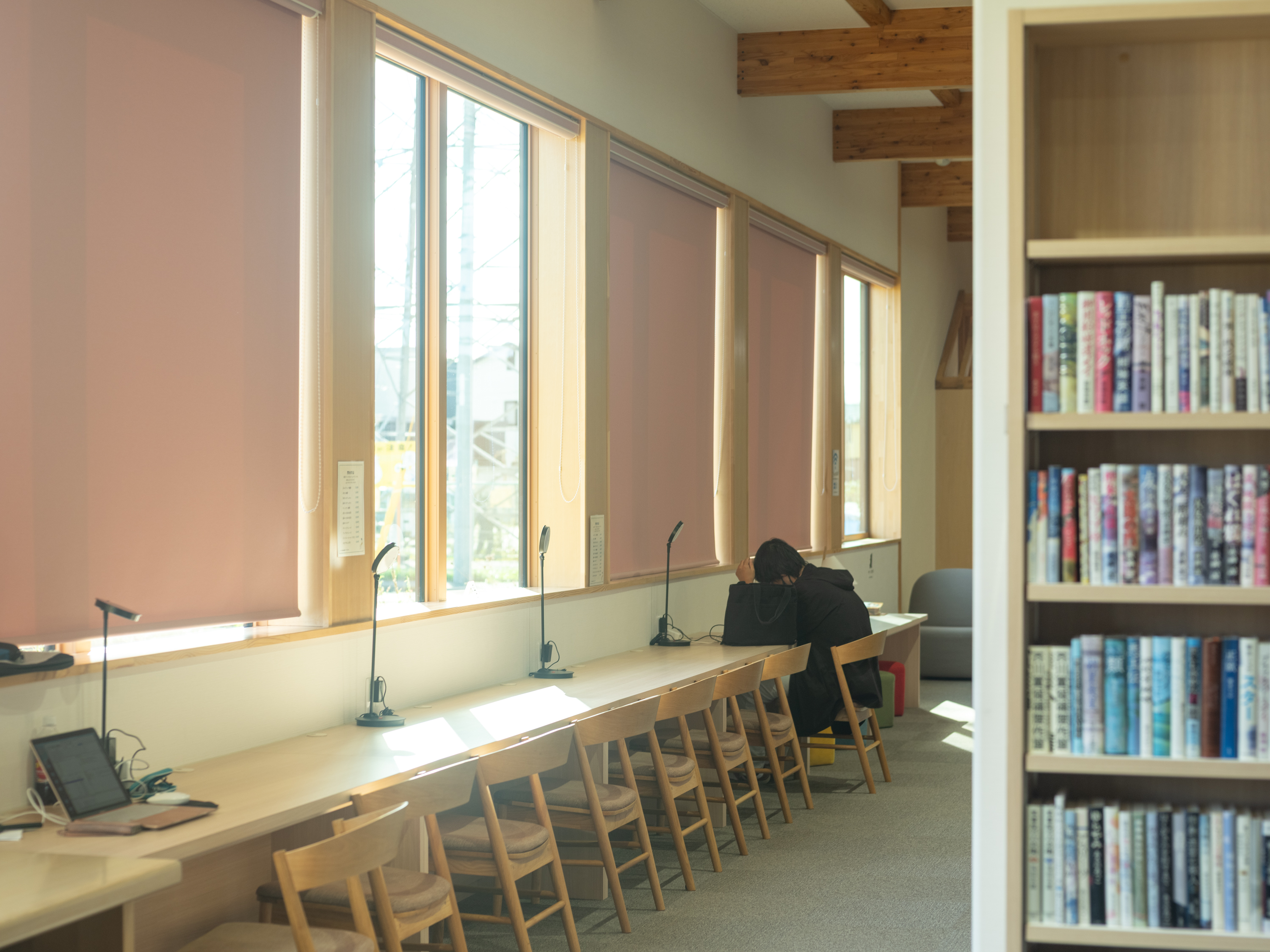 【写真】大きな窓のそばにある座るスペース