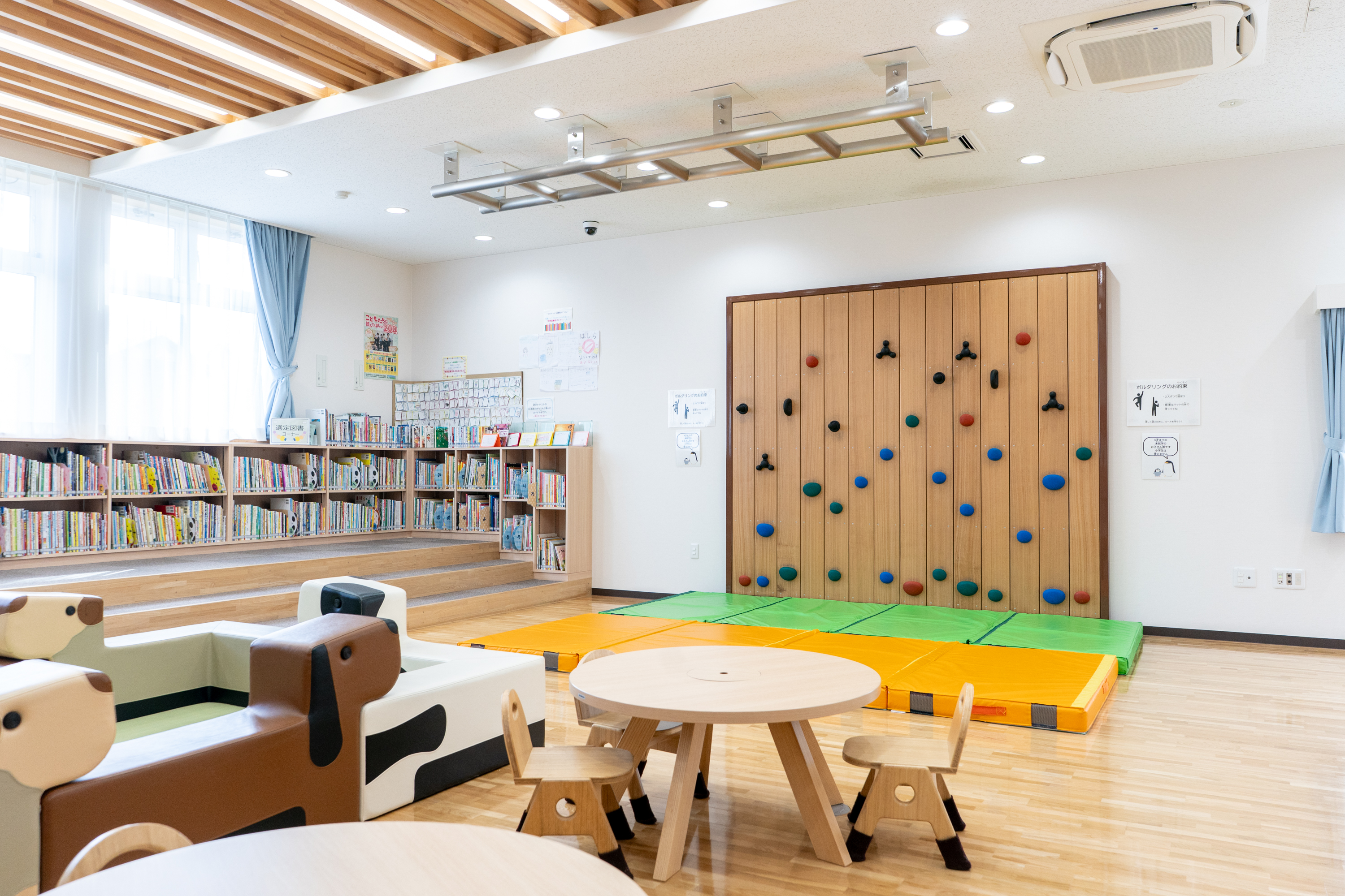 【写真】ボルダリングゾーン、マットが下に敷いてある