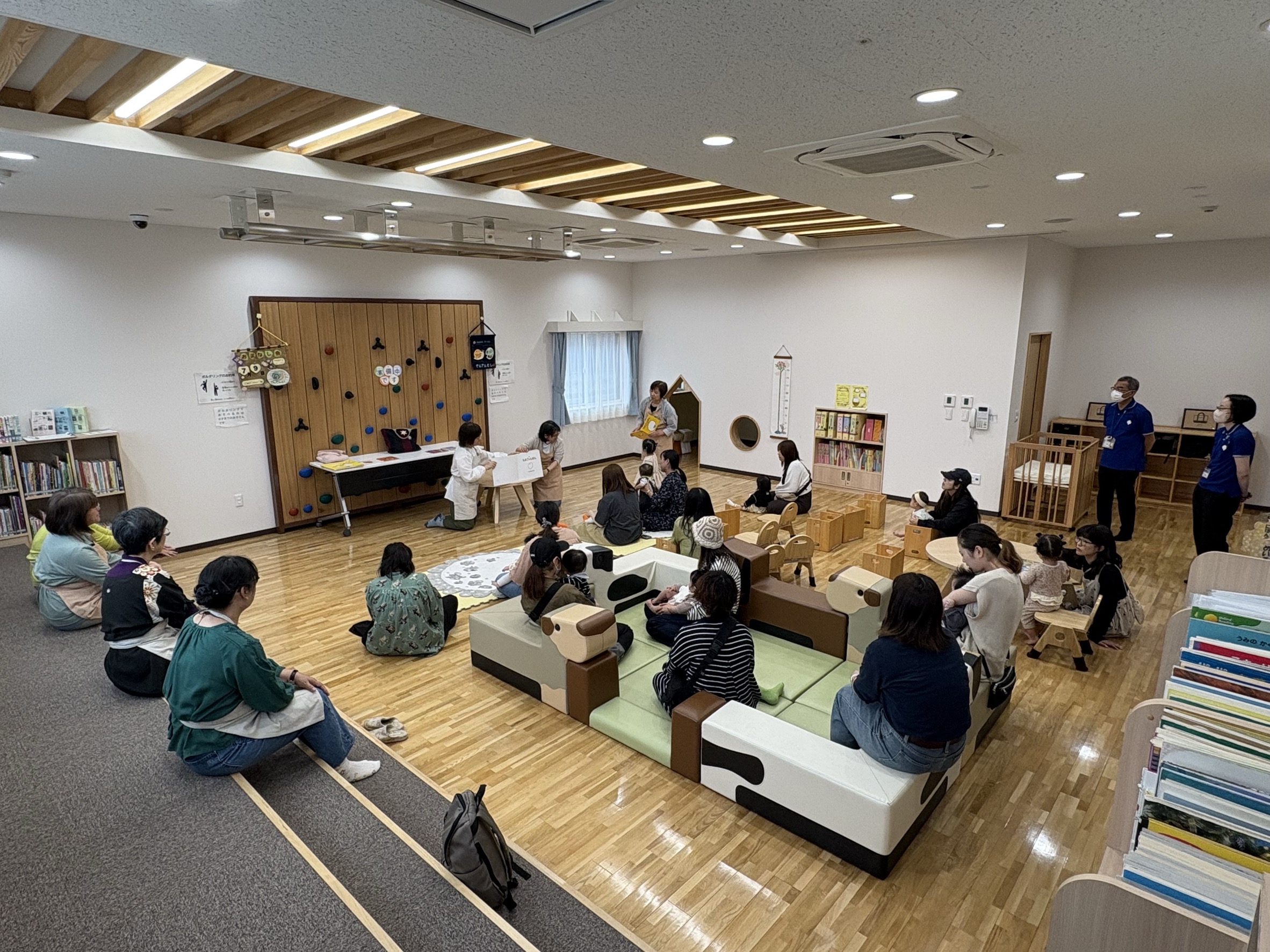 【写真】絵本ホールで、読み聞かせをしている様子