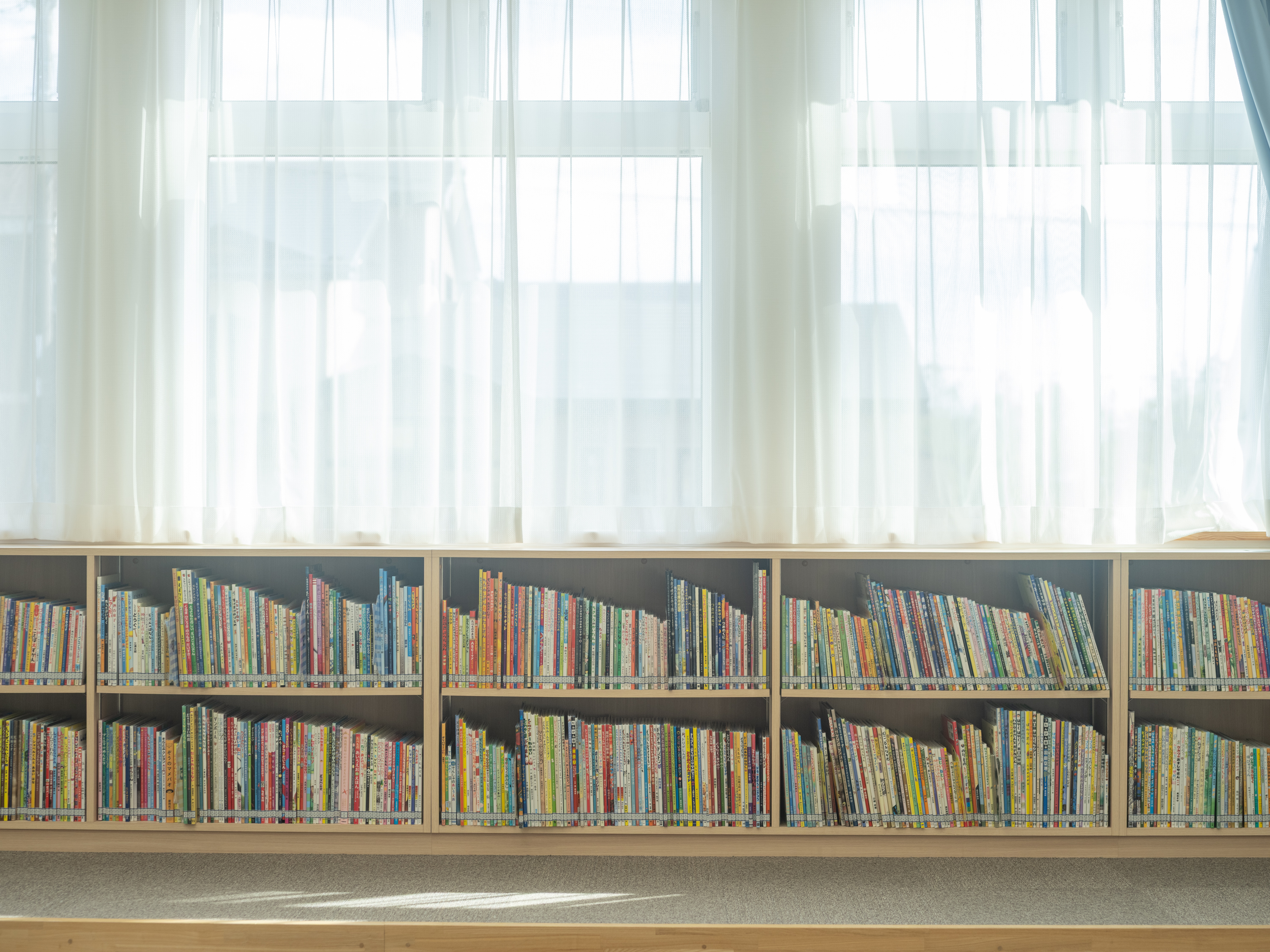 【写真】絵本ホールの本棚