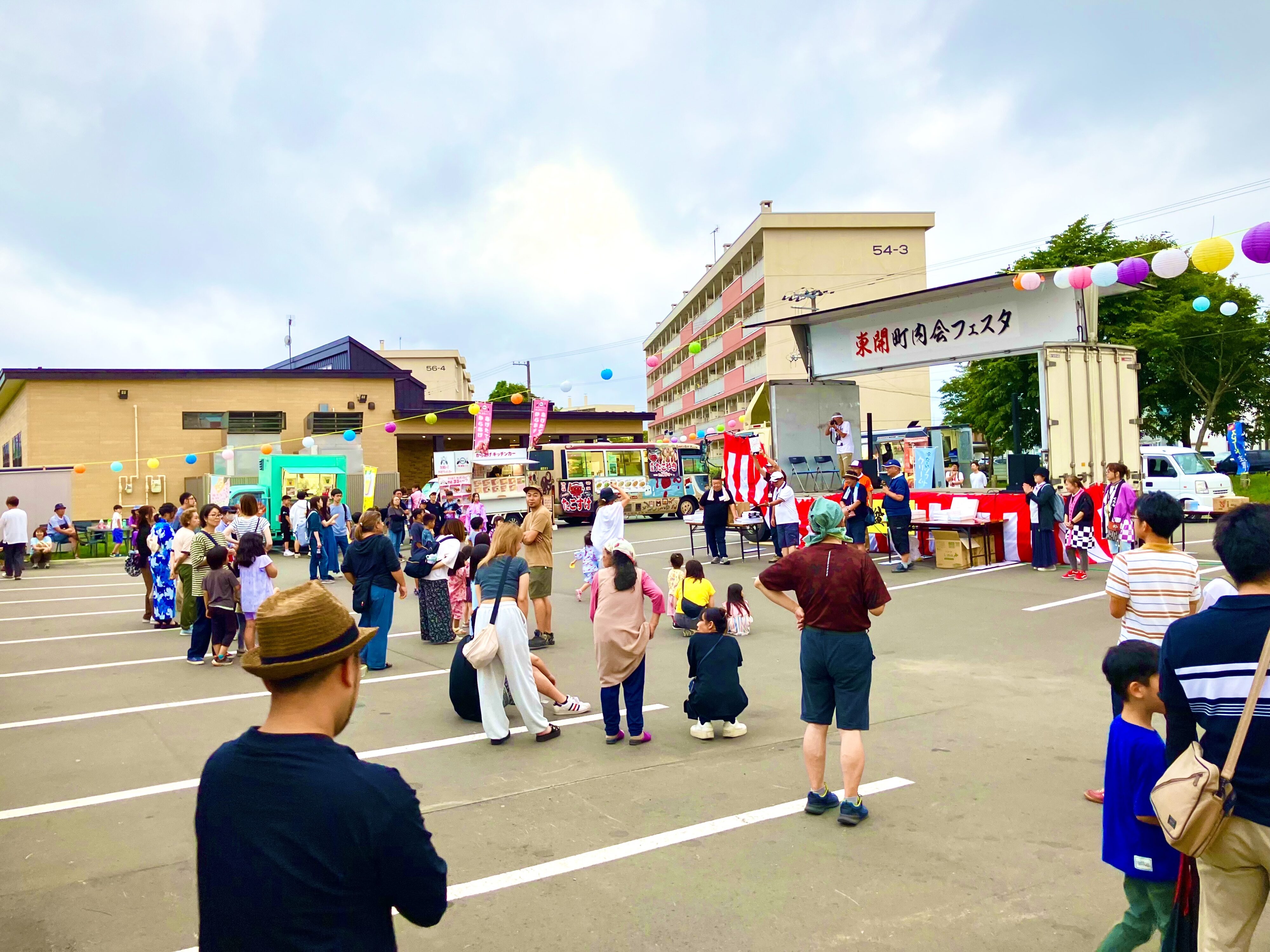 【写真】駐車場で夏祭りをしている