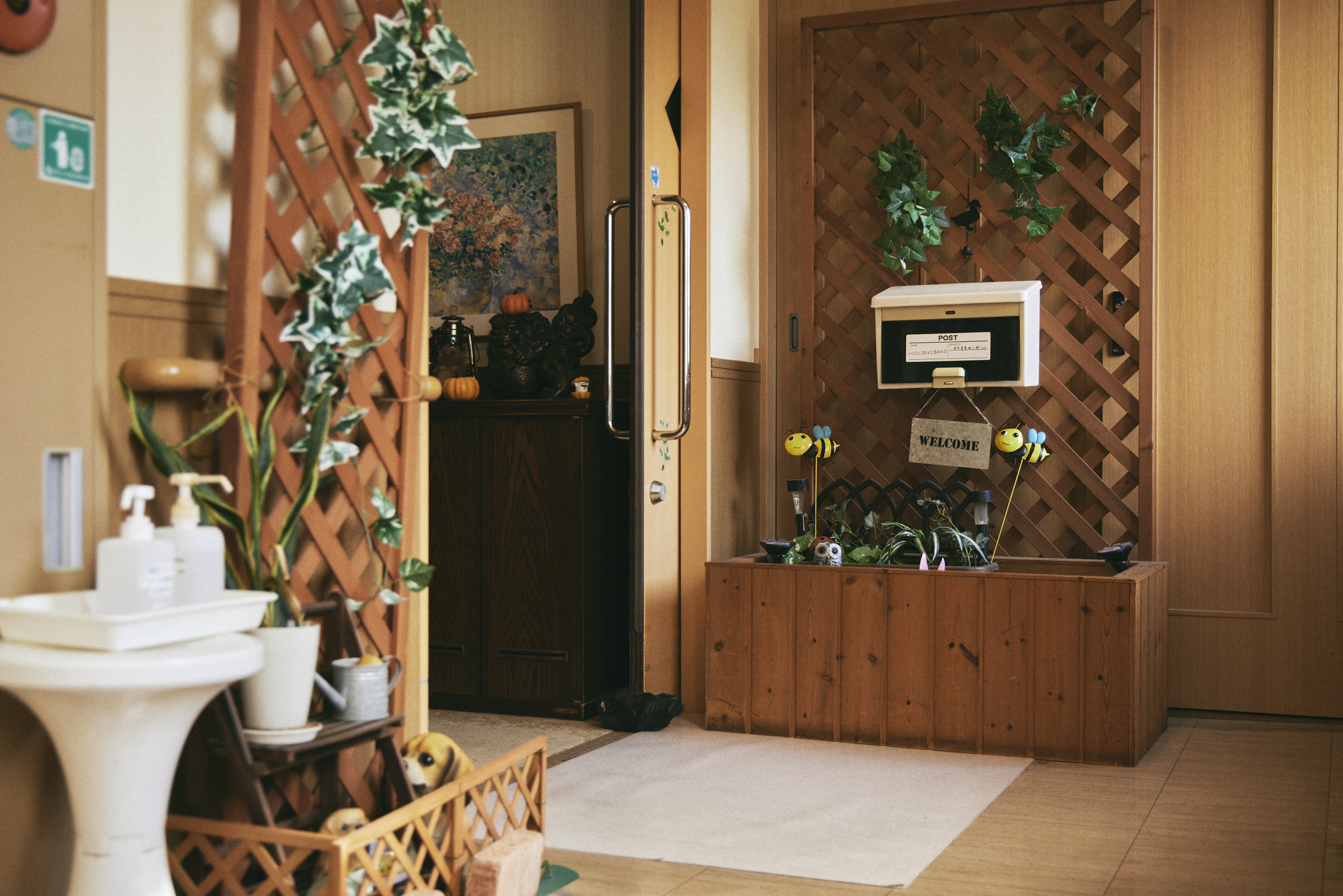 【写真】自宅の玄関のように飾り付けされている、ユニットの入り口