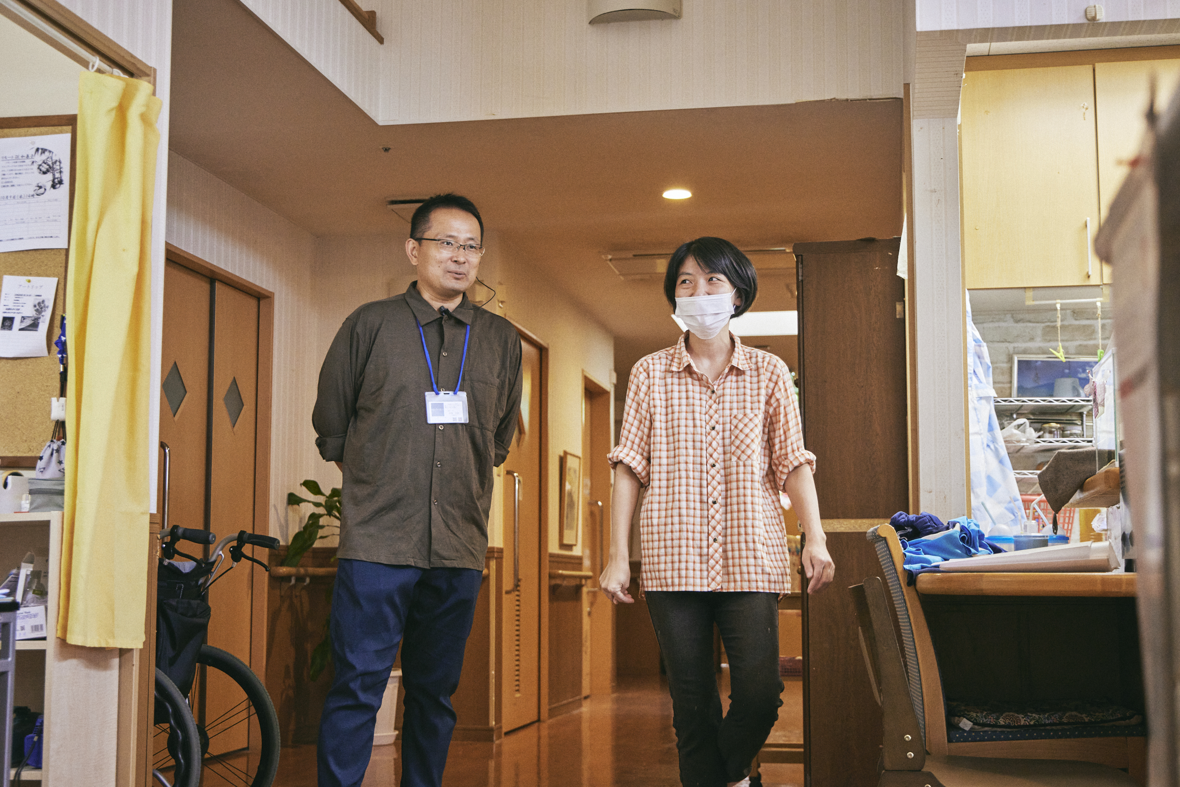 【写真】異なる色素材のシャツ来ている職員たち