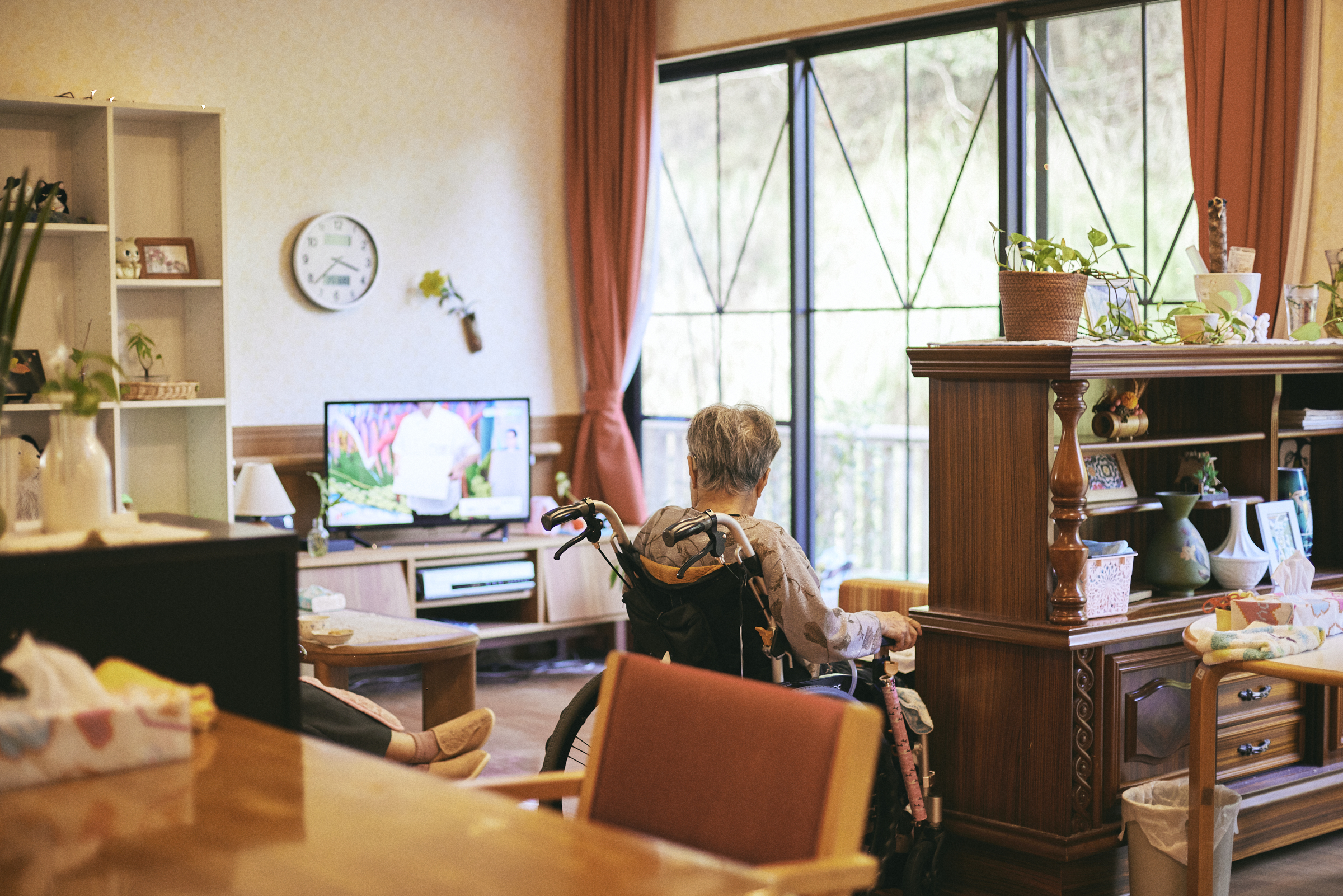 【写真】窓から陽の光がよく入るリビング