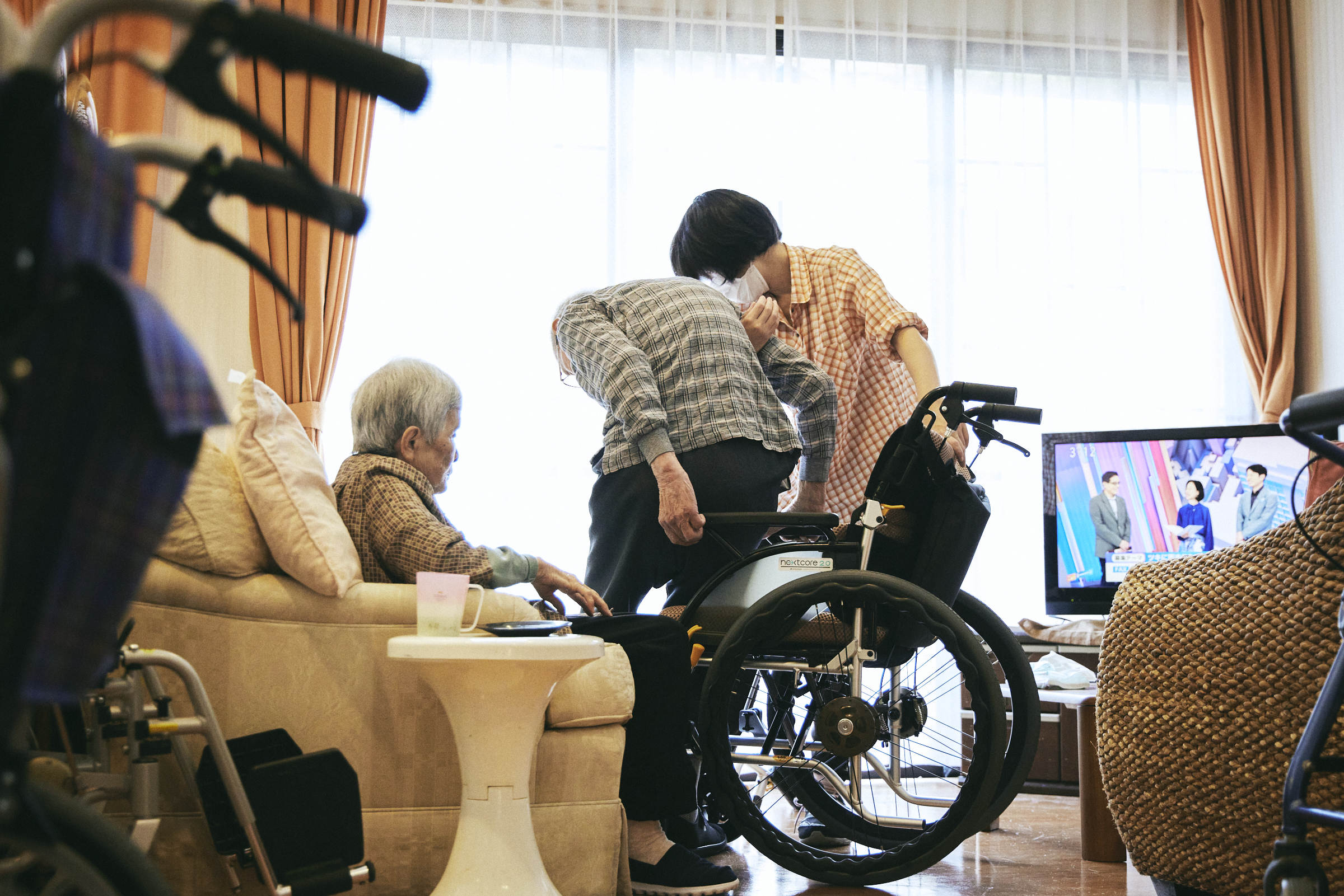 【写真】車椅子からソファに移動する様子
