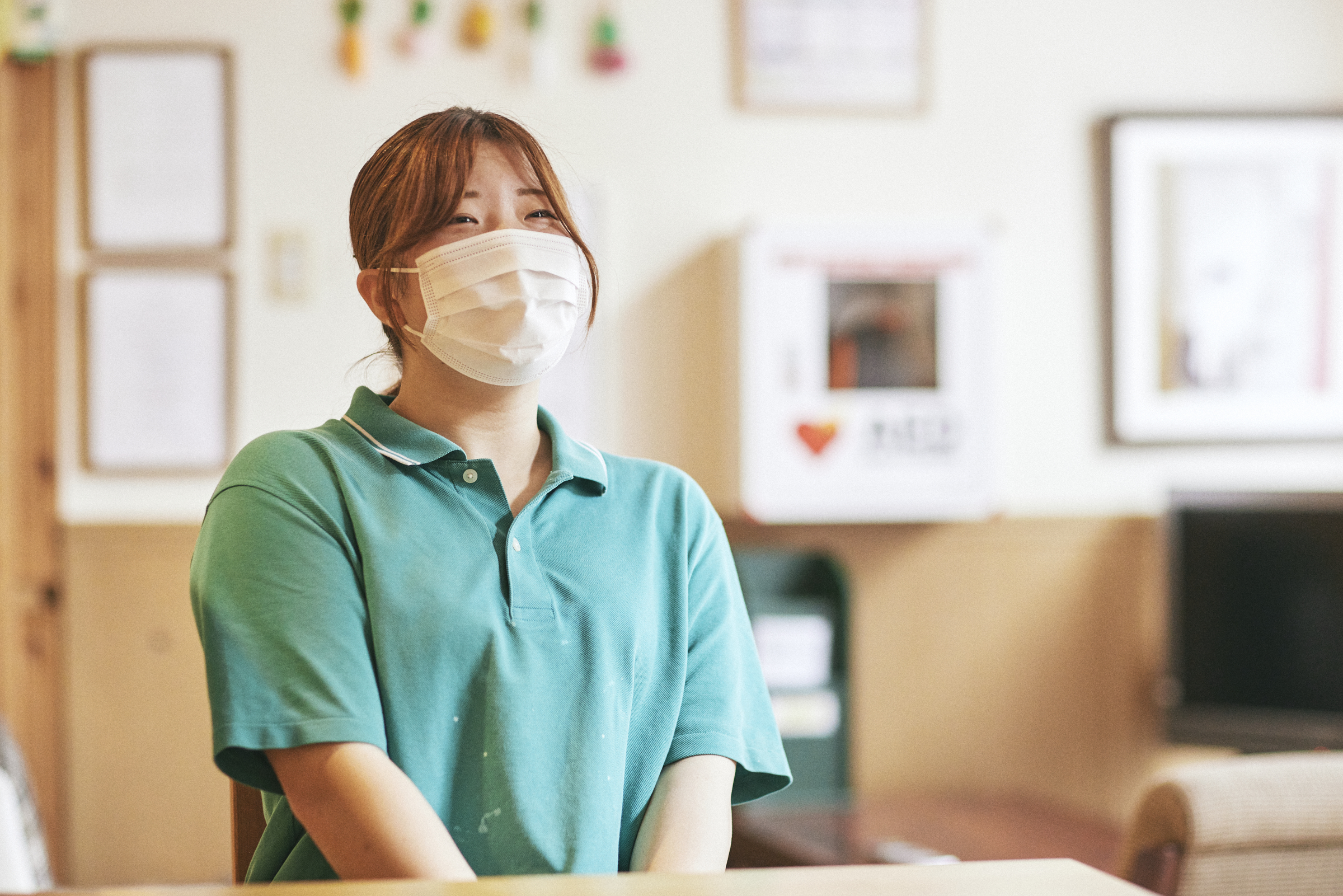 【写真】インタビューにこたえるあぜちさん