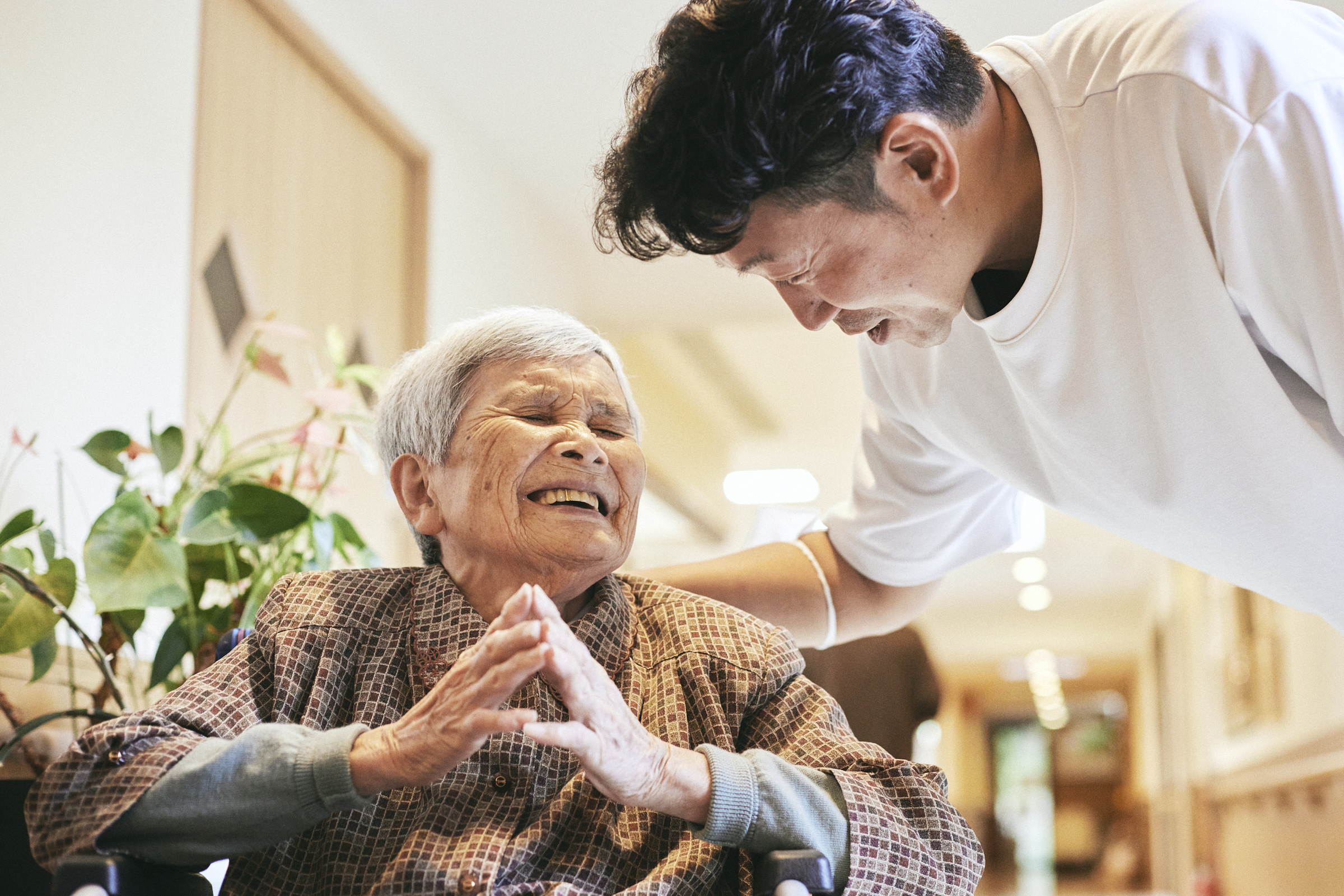 【写真】ふみこさんとせこぐちさんが笑い合っている