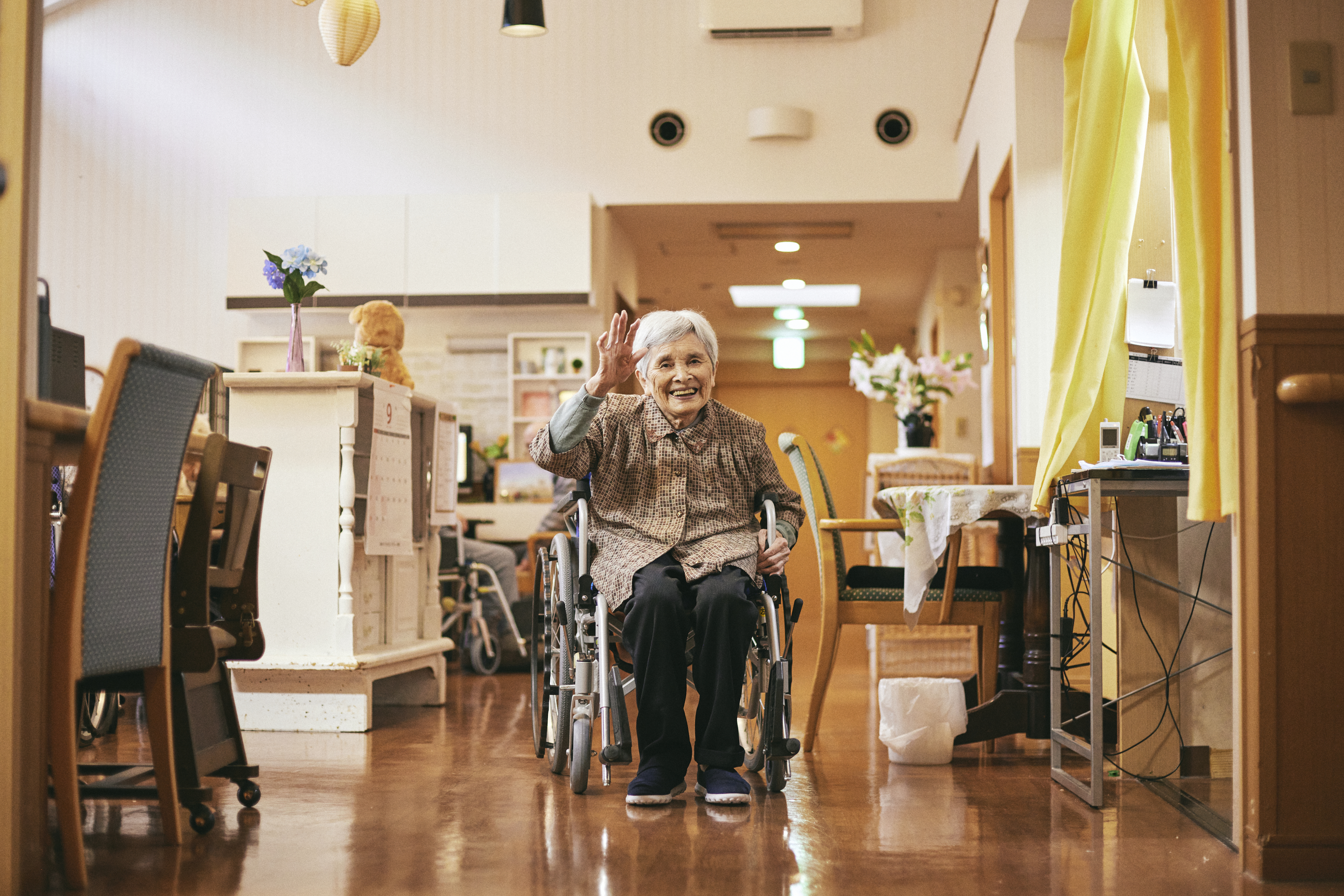 【写真】リビングでこちらを見送るふみこさん