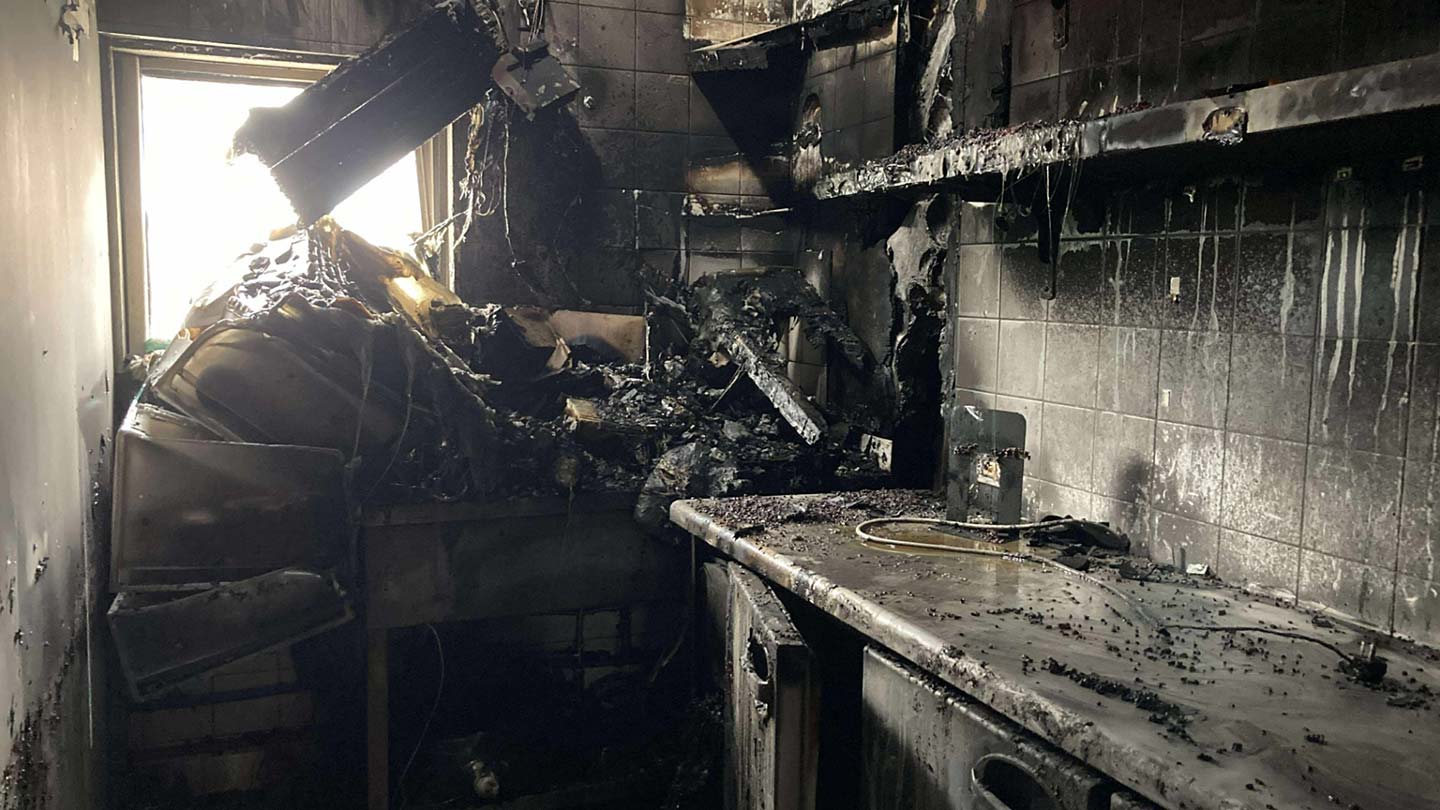 火災にあい、機材が熔け、煤だらけになった工房の写真。