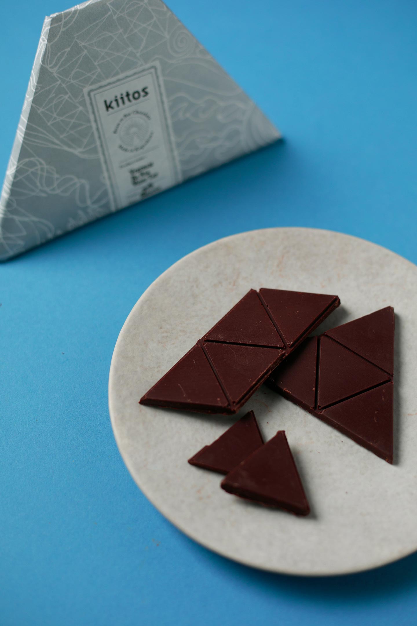 正三角形の頭をカットしたユニークな形のチョコレートの画像。