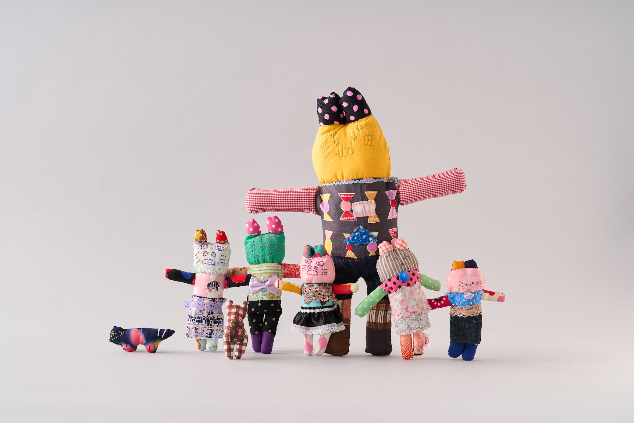 【画像】両手を広げた猫のマスコットたちがずらりと並んでいる