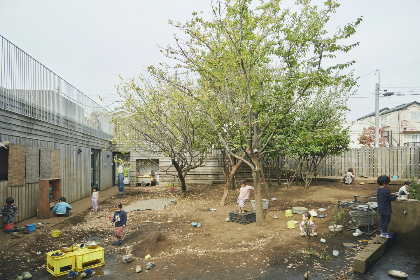 【写真】園庭に子どもたちが散らばり、それぞれが別のことをして過ごしている