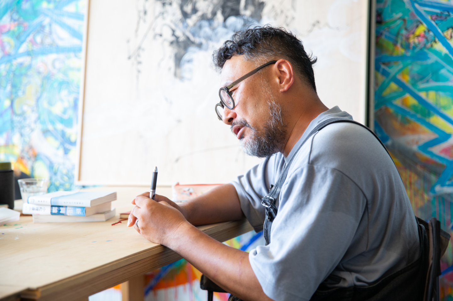 【写真】ペンを手に、思い悩みながら話す小松さん