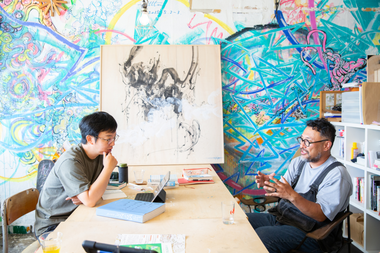 【写真】アート作品を前に語り合う、青山さんと小松さん