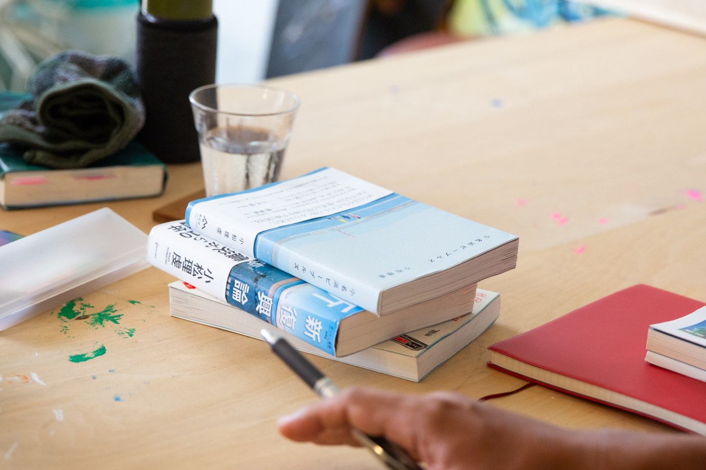 【写真】積み上がった本。新復興論の上に、小名浜ピープルズの青い表紙が見える