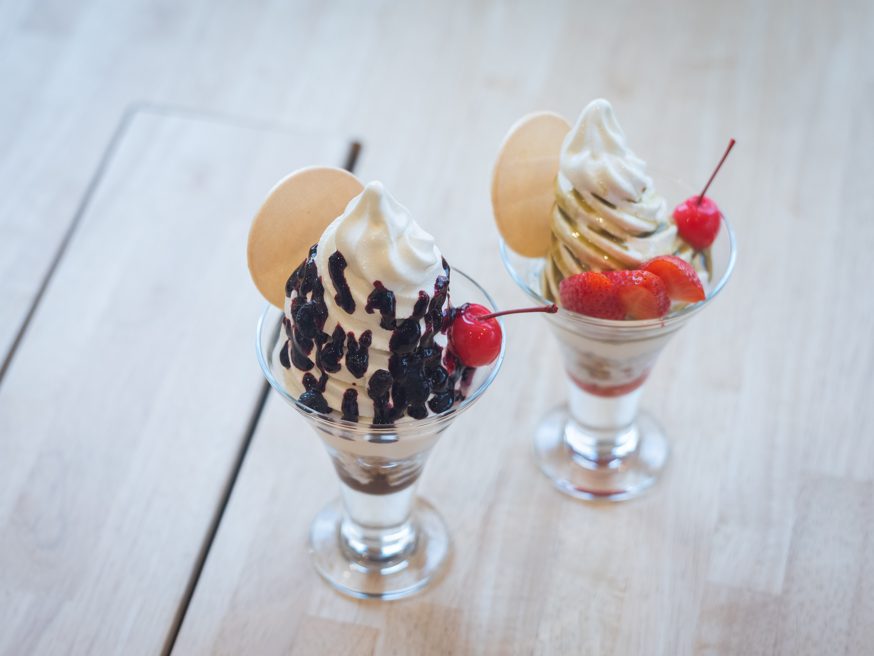 【写真】テーブルの上に、サンデーがふたつ