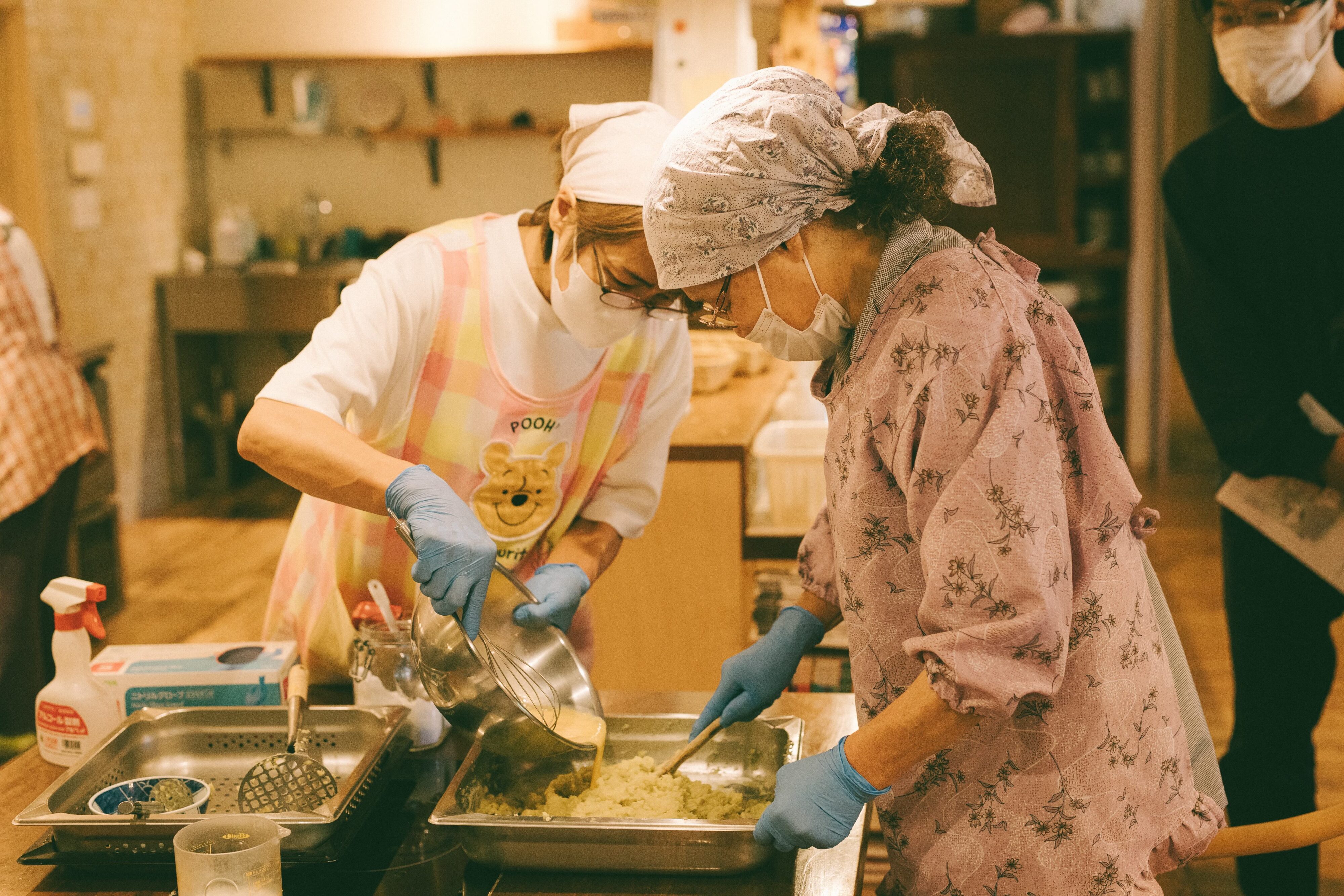 【写真】キッチンで調理をする人たち