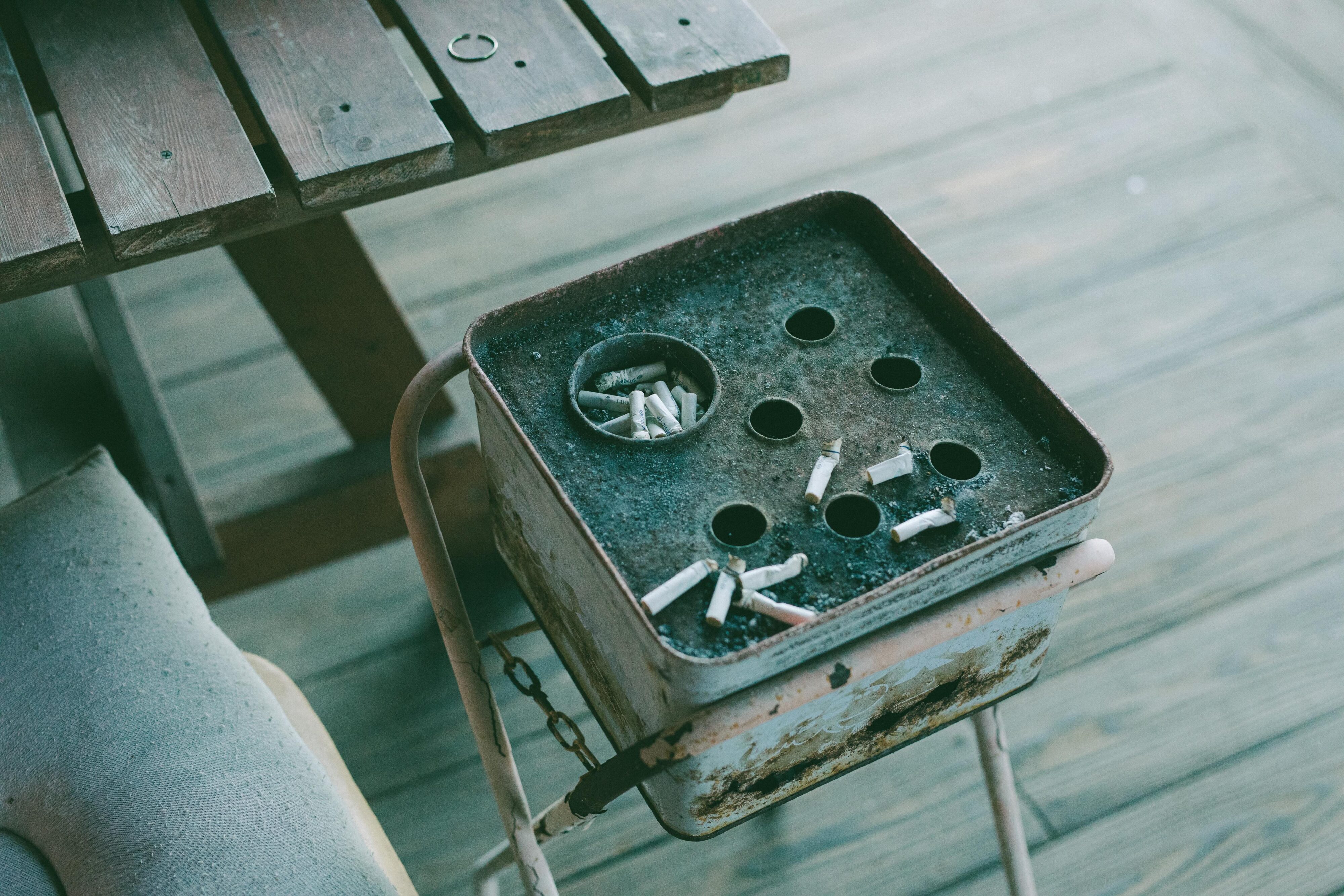 【写真】喫煙スペースに置かれたタバコの吸い殻