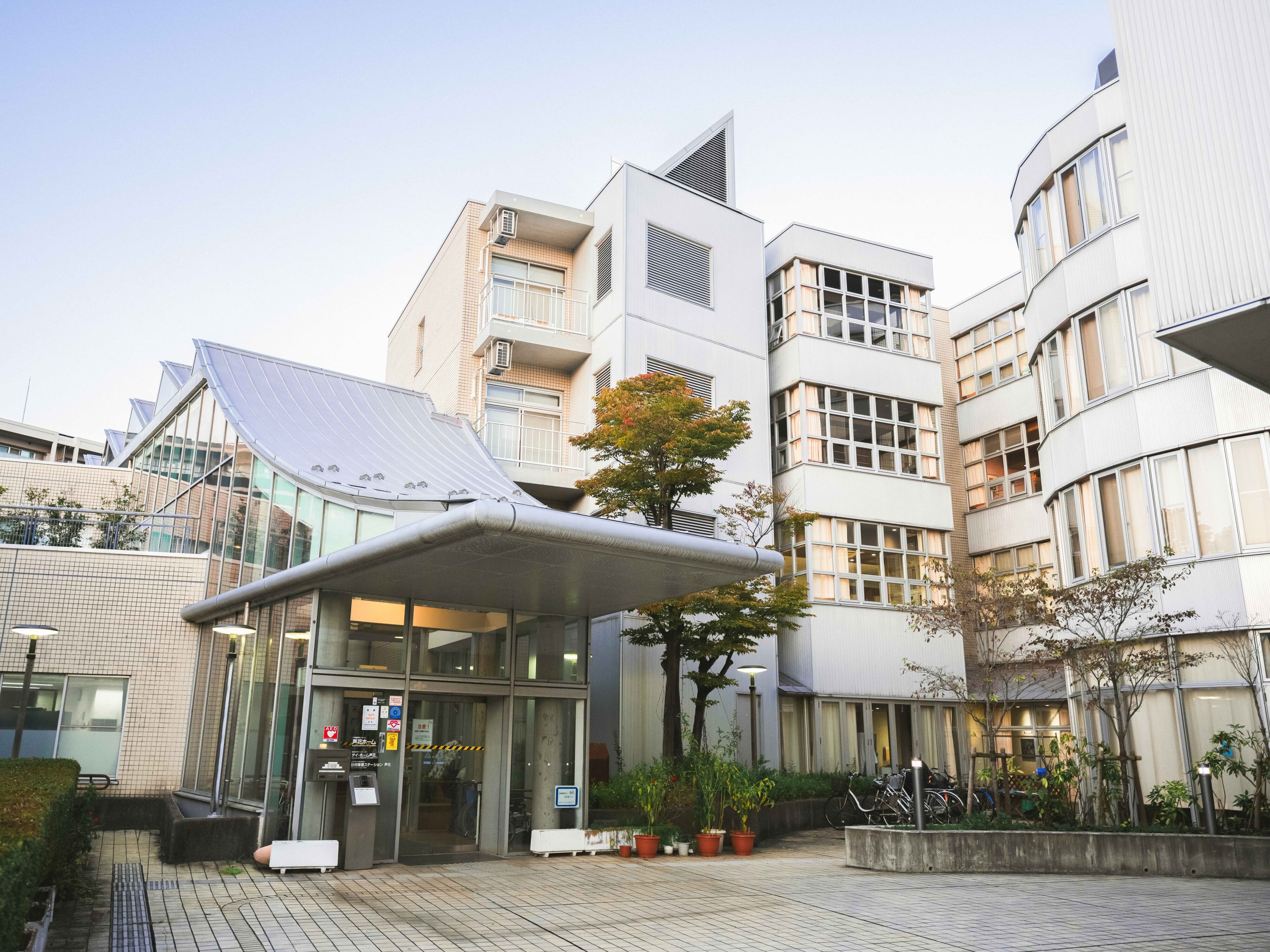 【写真】芦花ホームの外観。シルバーや白が基調となっている。