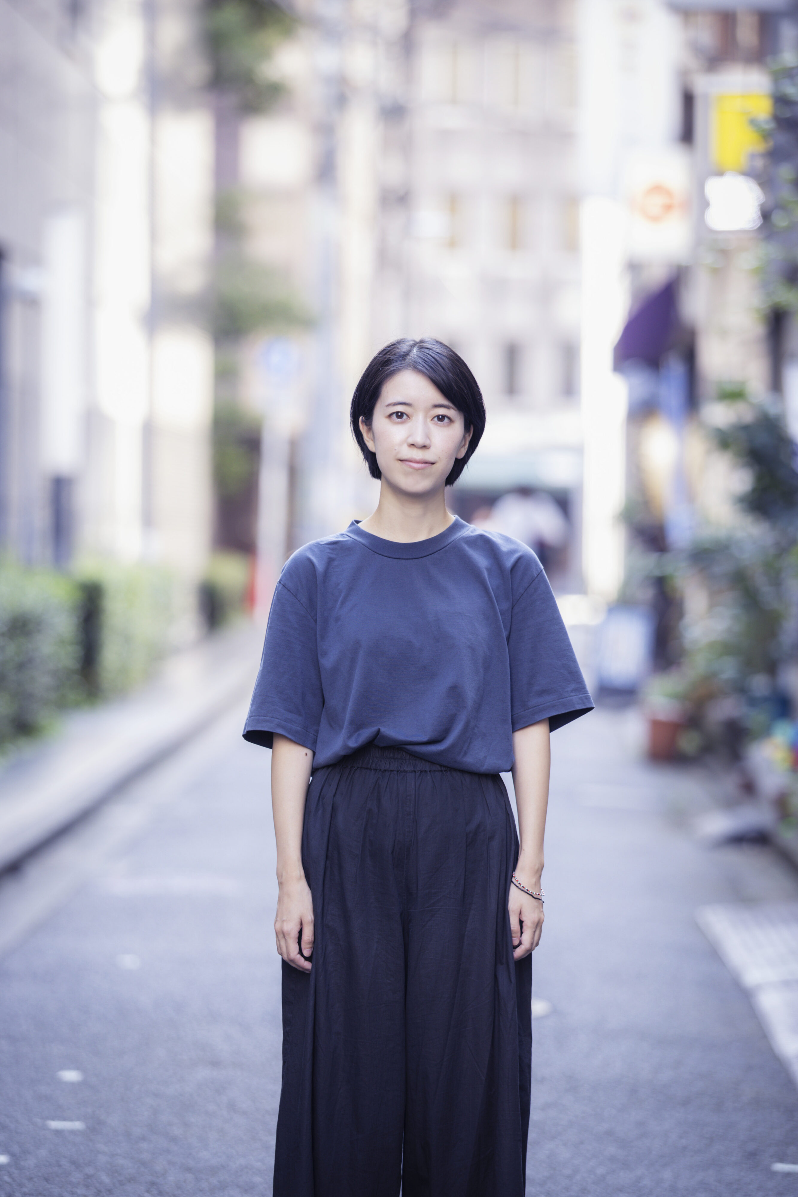 【写真】路地に佇む永井さん