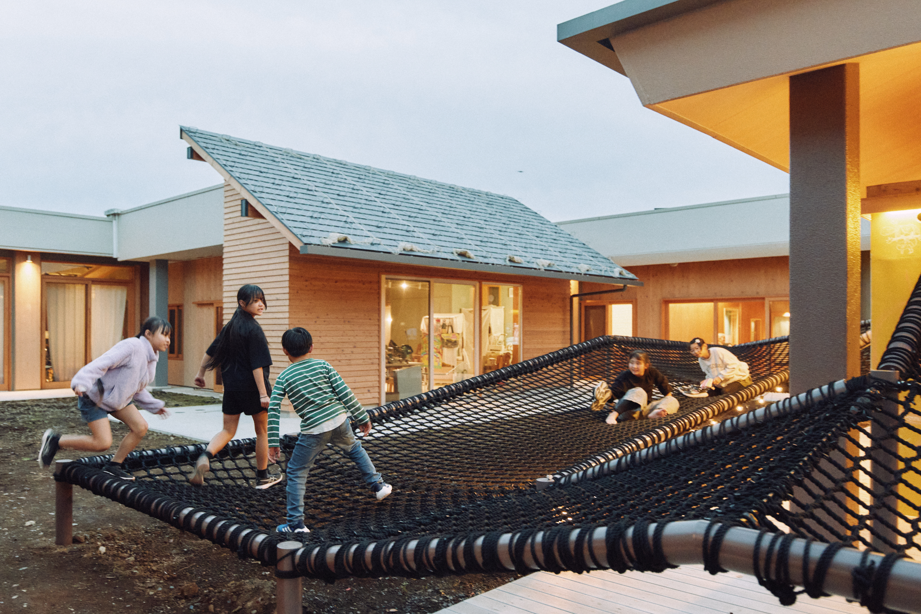 【写真】ネット遊具で遊ぶこどもたち