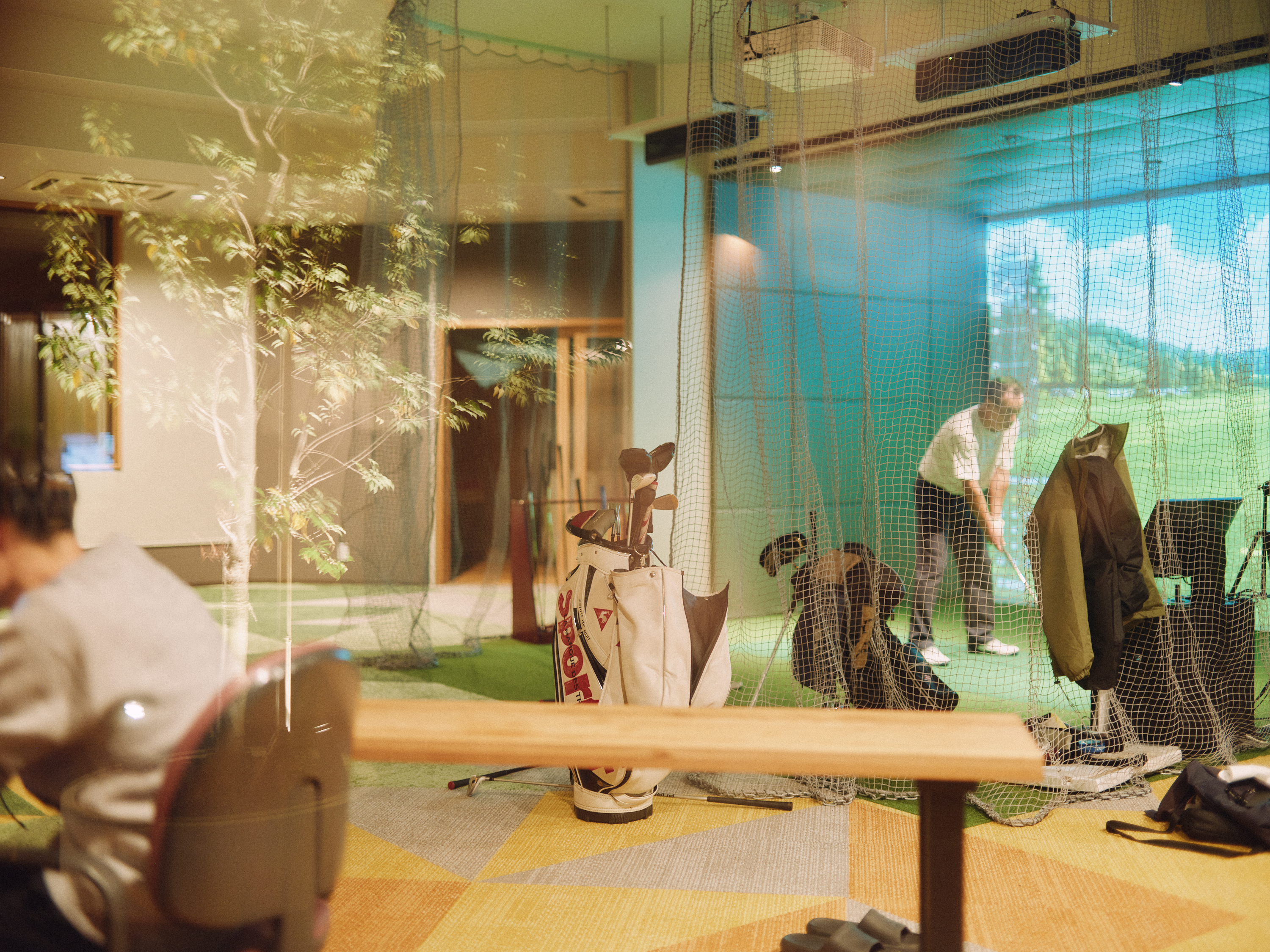 【写真】バーチャルゴルフで遊ぶ人の姿