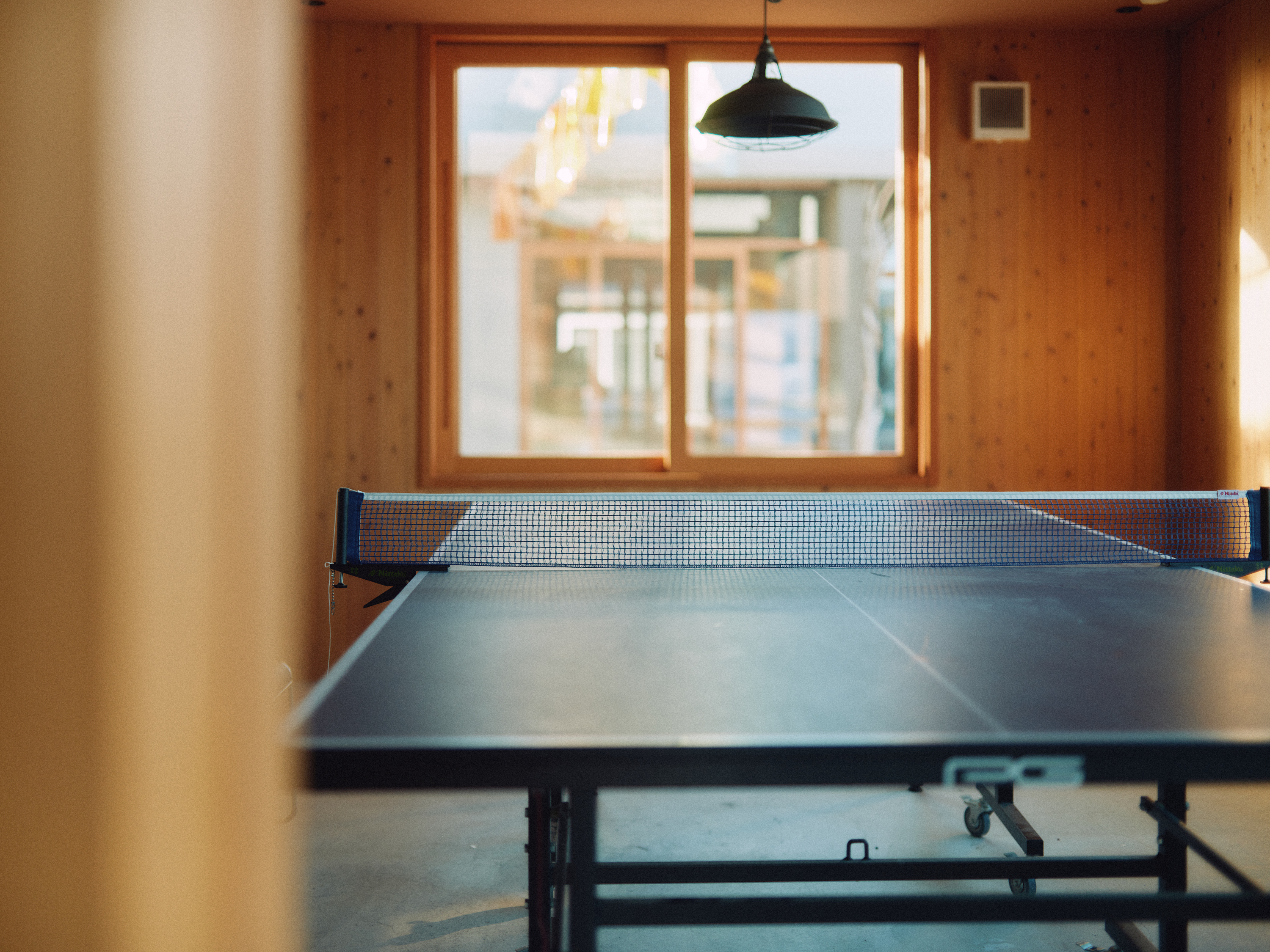 【写真】室内に置かれた卓球台
