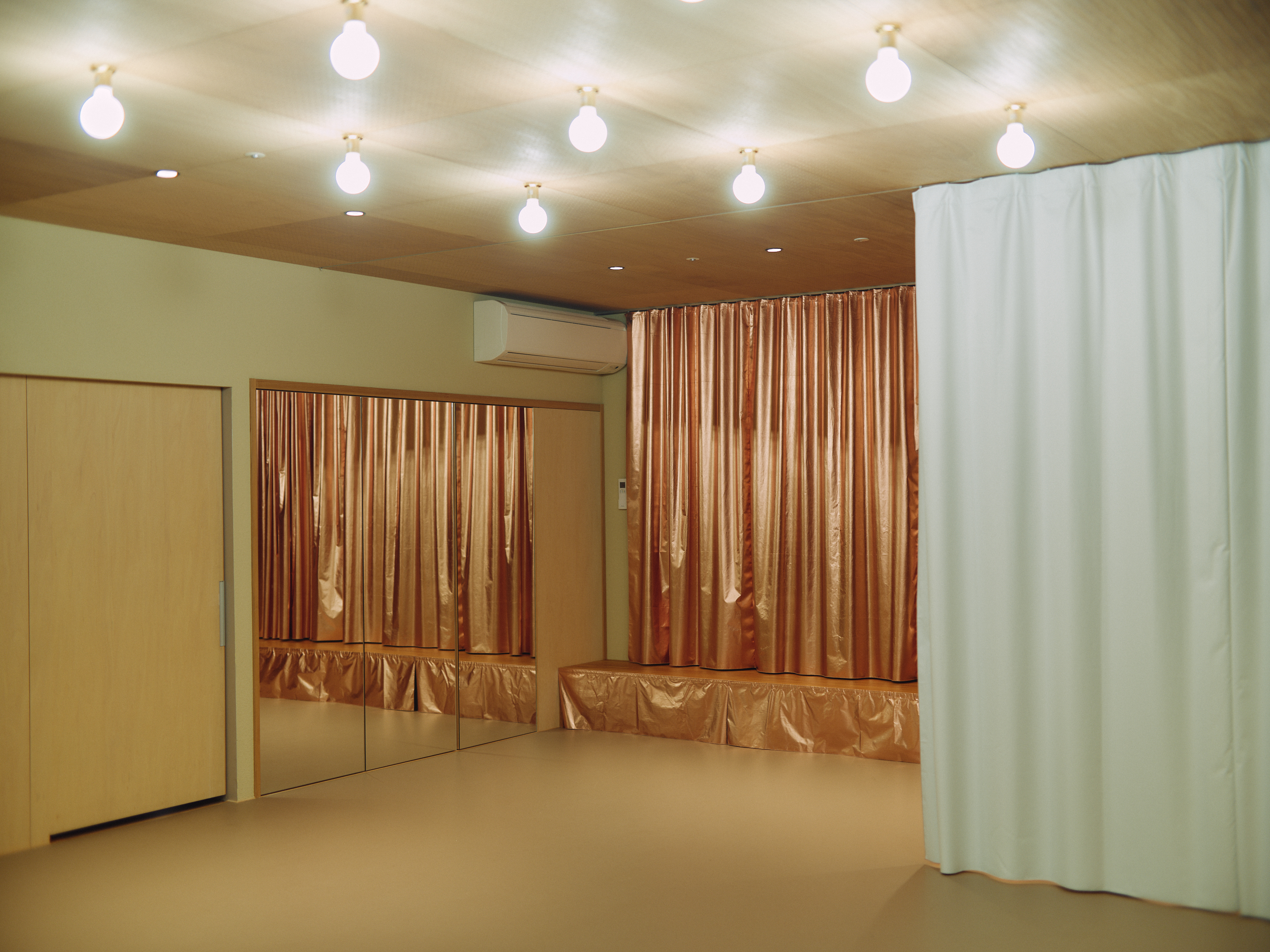 【写真】鏡が張ってあるスタジオ