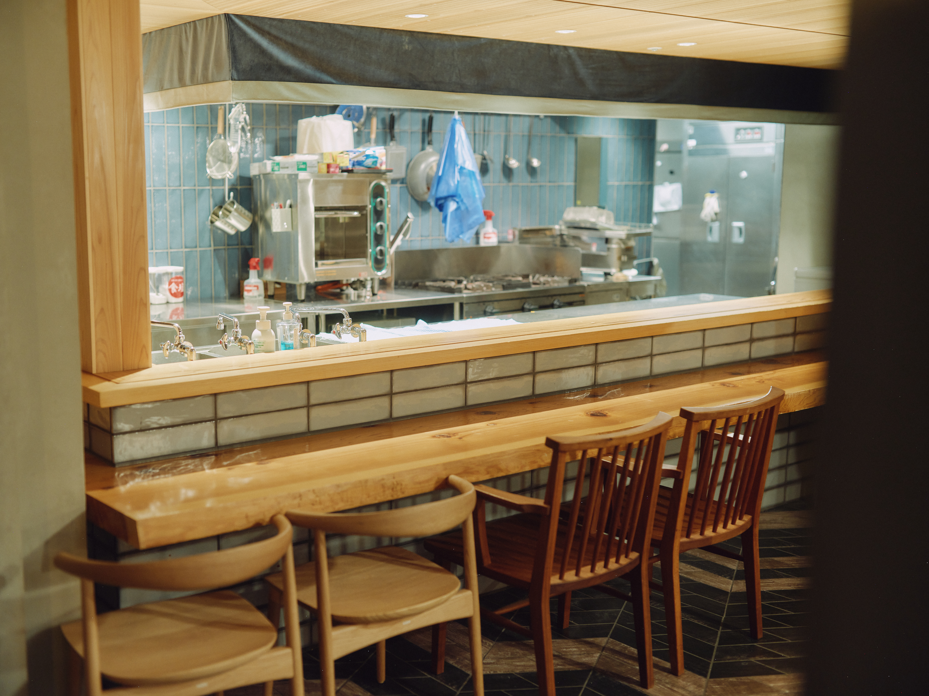 【写真】キッチンの前に並ぶ椅子