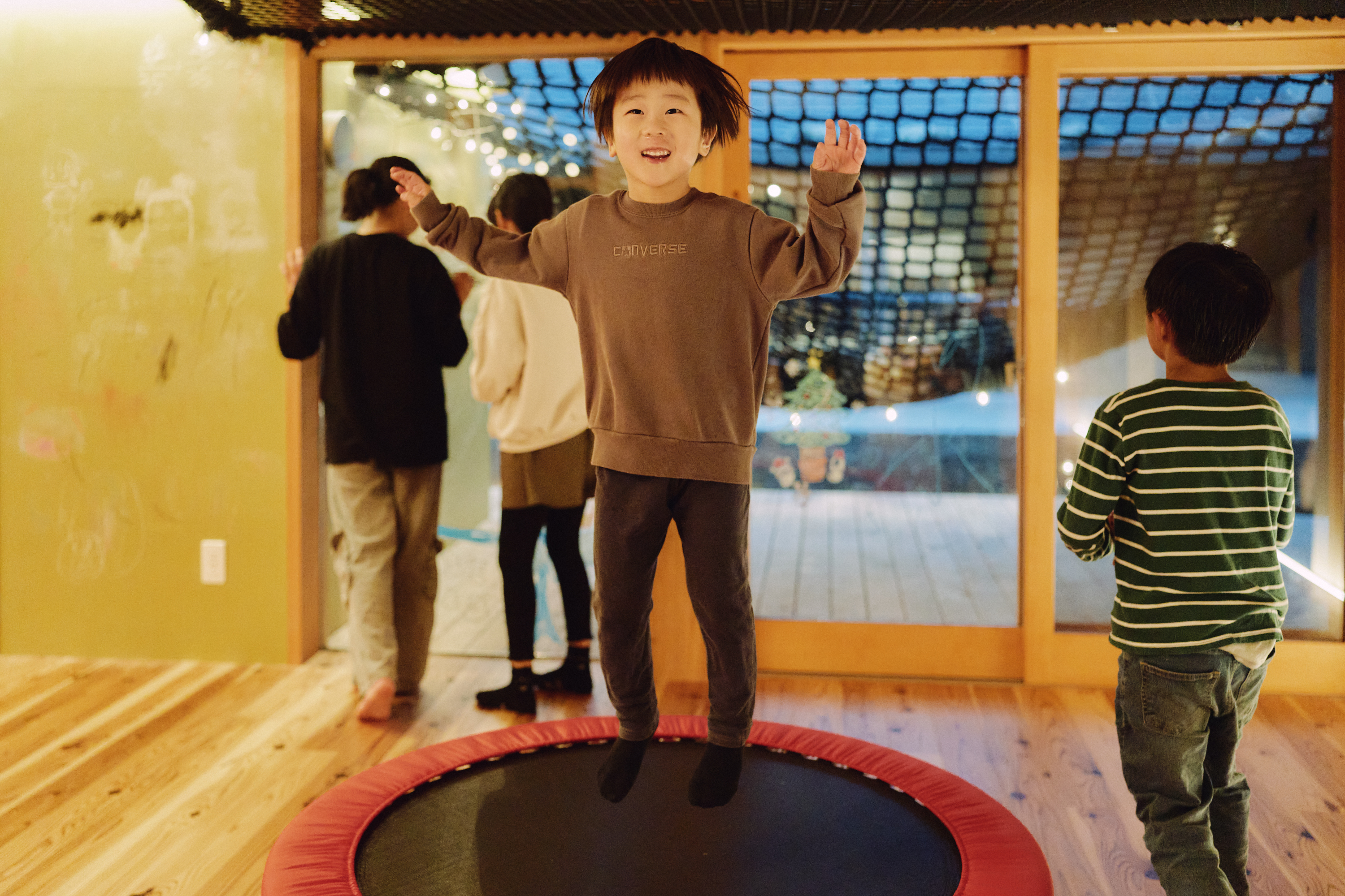 【写真】トランポリンで飛び跳ねて遊ぶこども