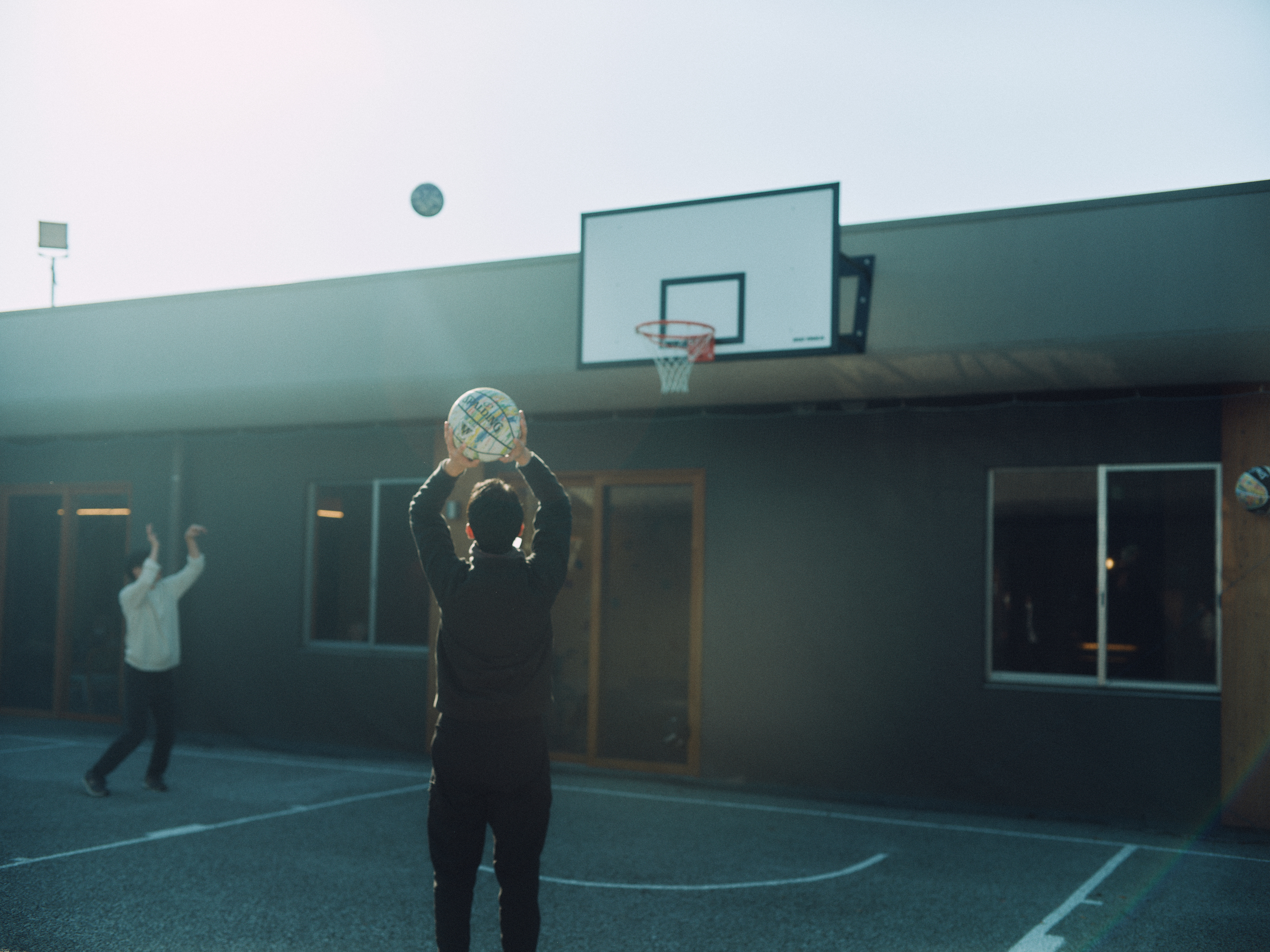 【写真】バスケットコートで遊ぶおとなたち