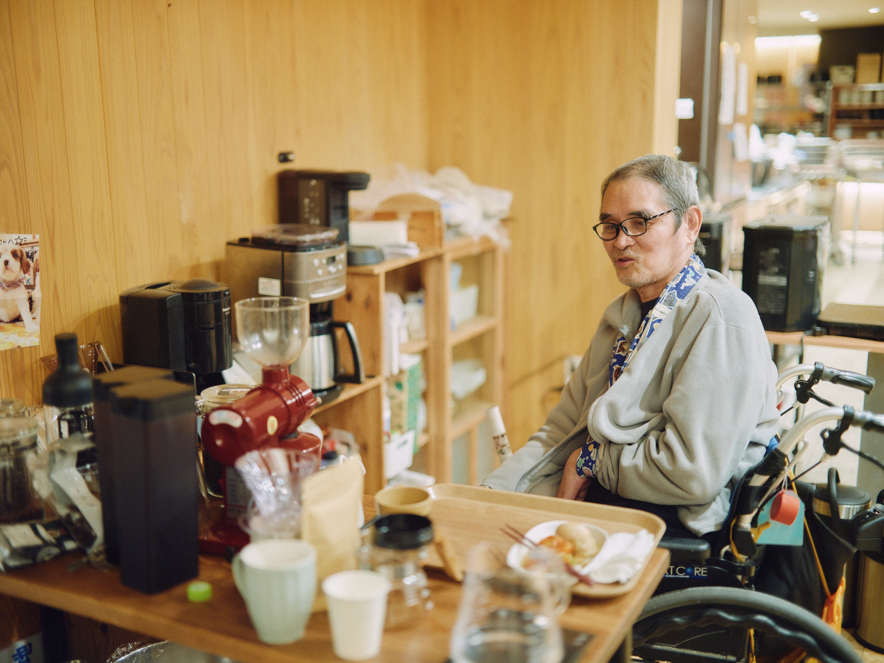 【写真】コーヒーを入れているおじいちゃん