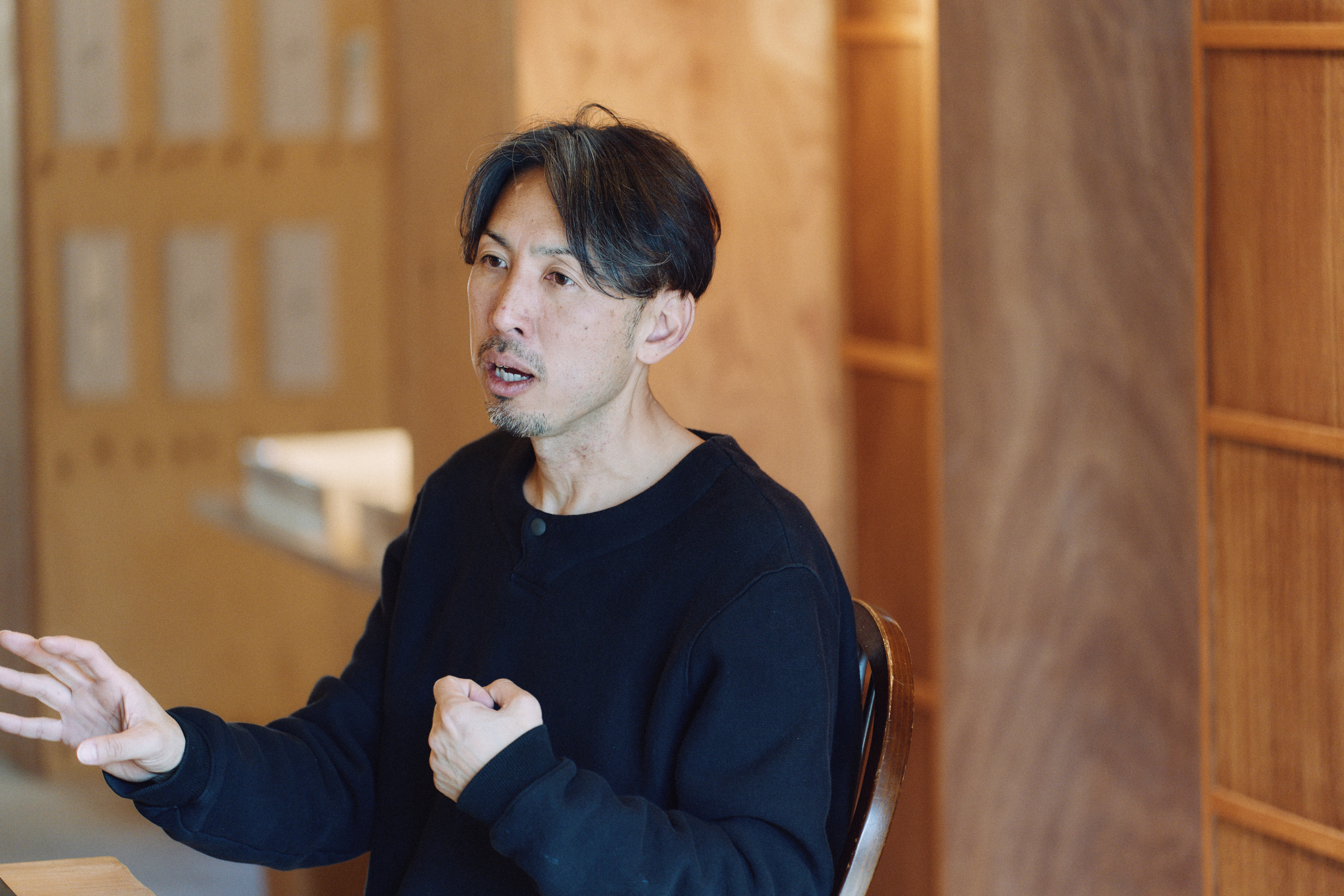 【写真】インタビューに答えるしのざきさん