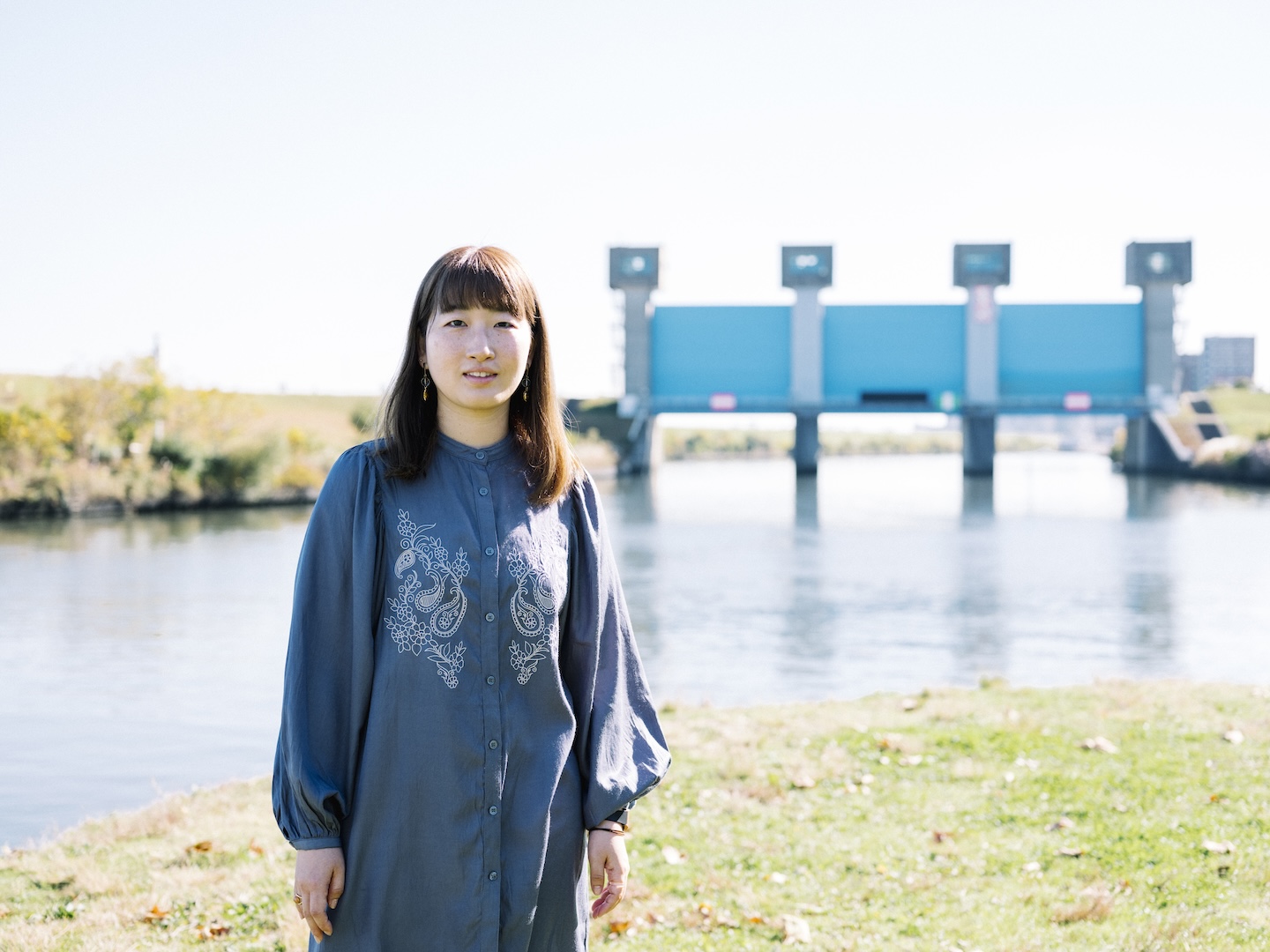 川辺に立つポートレート写真