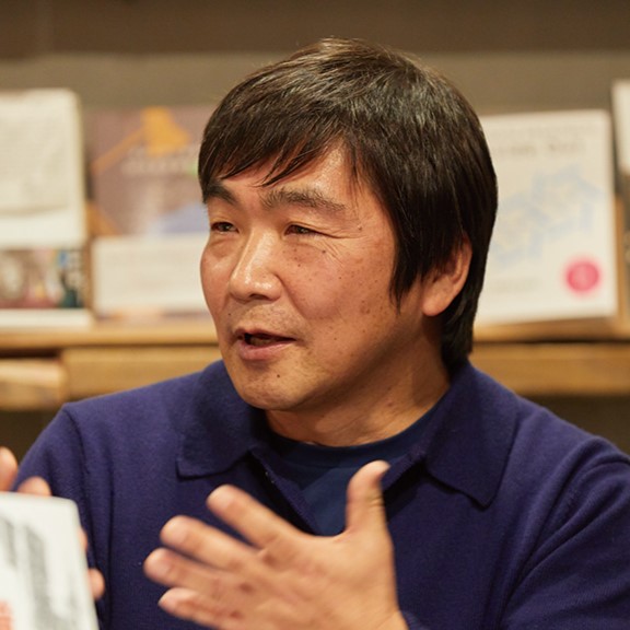 【写真】手振りを交えて話している最中の村瀬さん