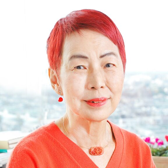 【写真】こちらを向いて微笑む上野さん