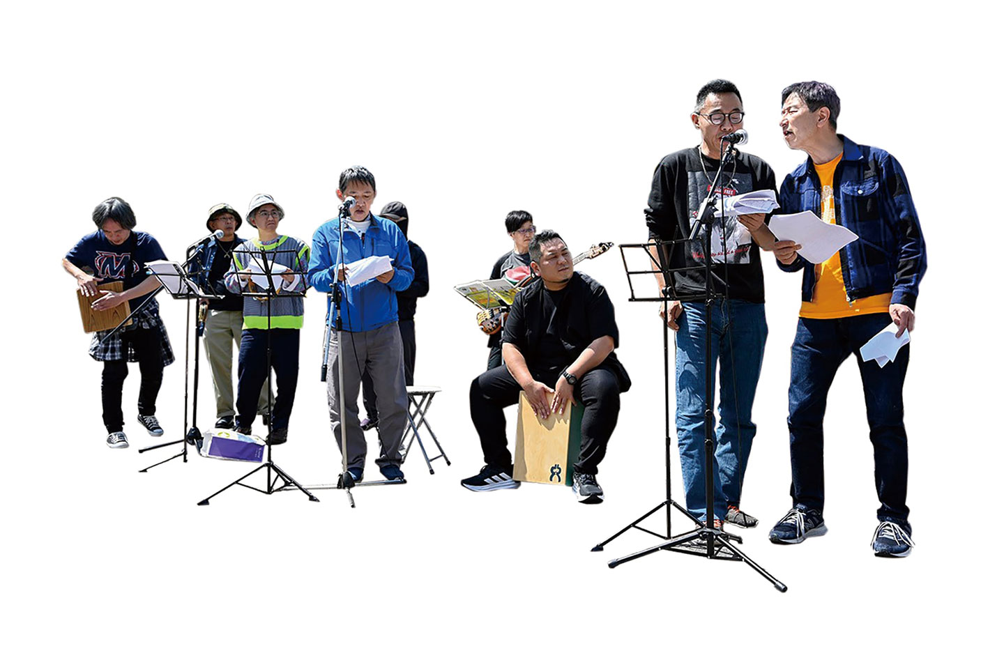 唄を歌ったり、ギターを弾いたり、カホンを叩いたりしている「ハーモニーズ」の写真。