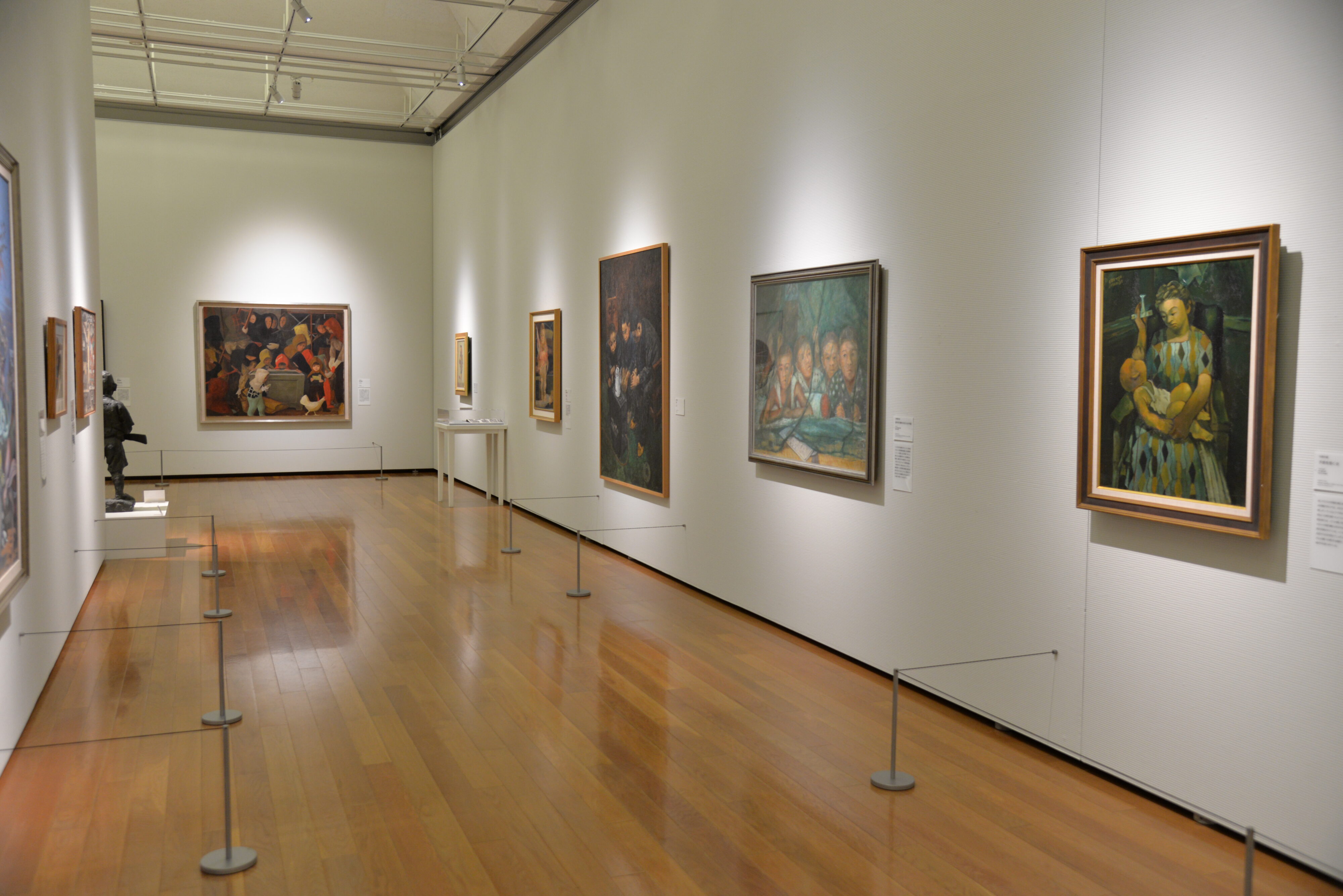 【写真】壁にずらりと額装された絵画が並ぶ