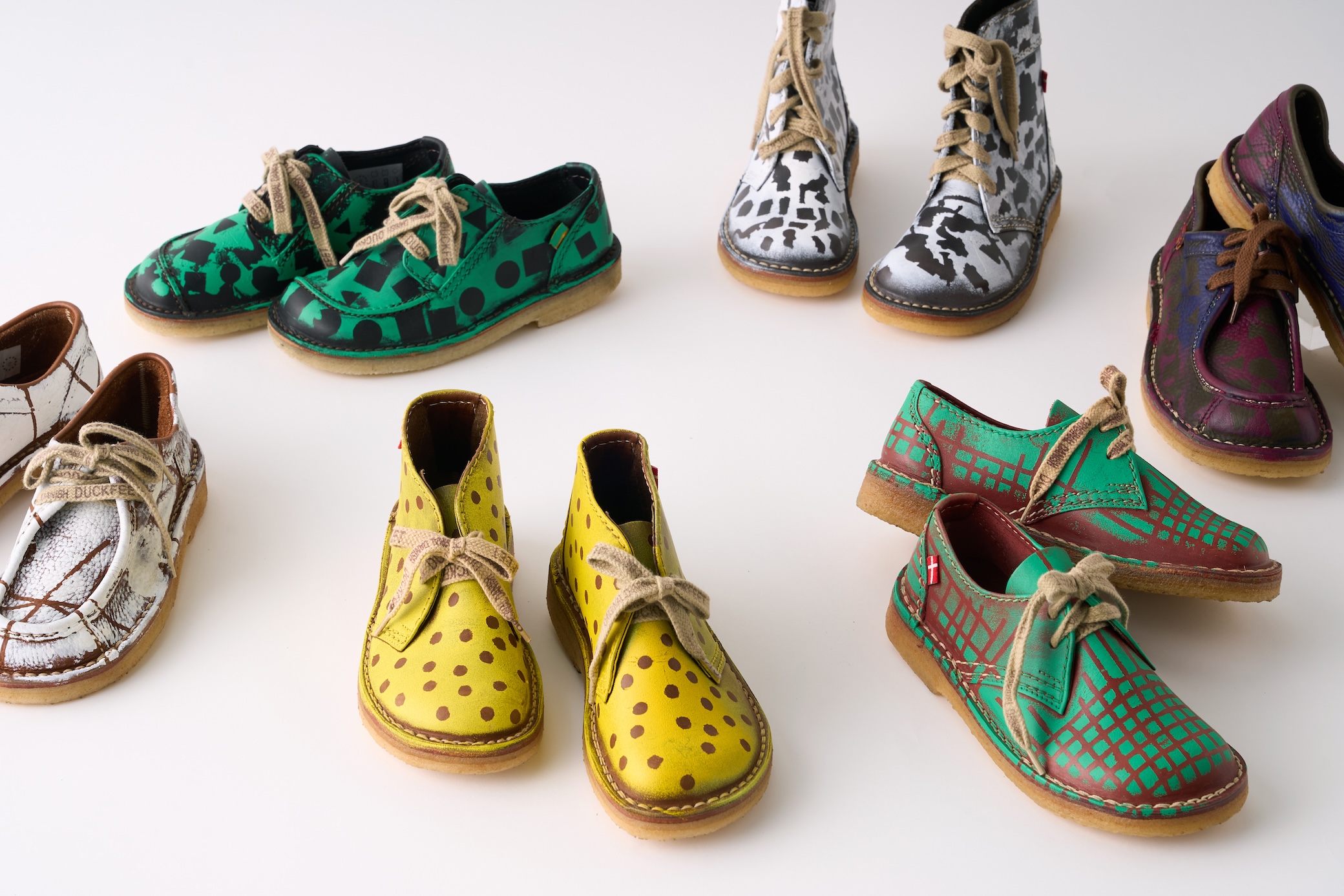 【画像】様々な色と模様にペイントされた革靴が並んでいる