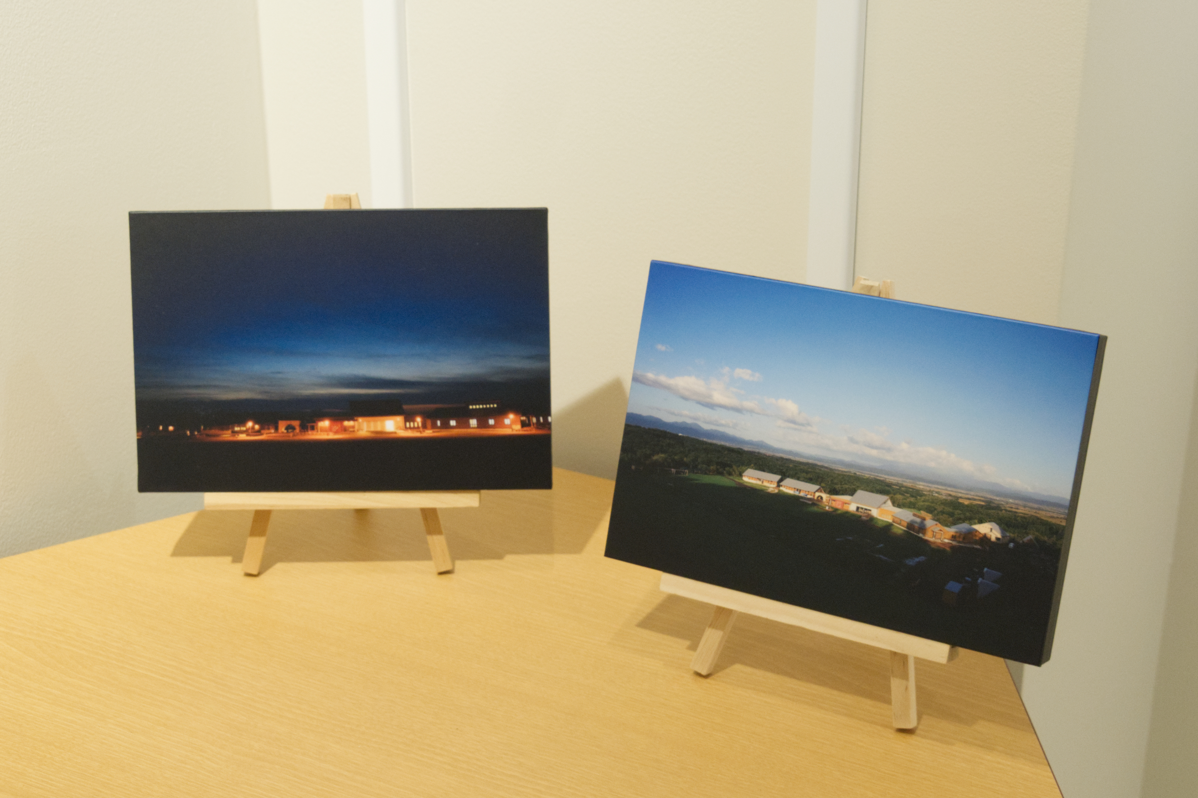 【写真】広大な大地や空とそらぷちを納めた2枚の写真パネルが、小さなキャビネットに乗っている