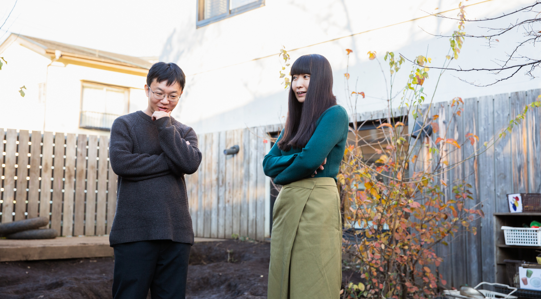 【写真】園庭で語り合う青山誠さん、寺尾紗穂さん