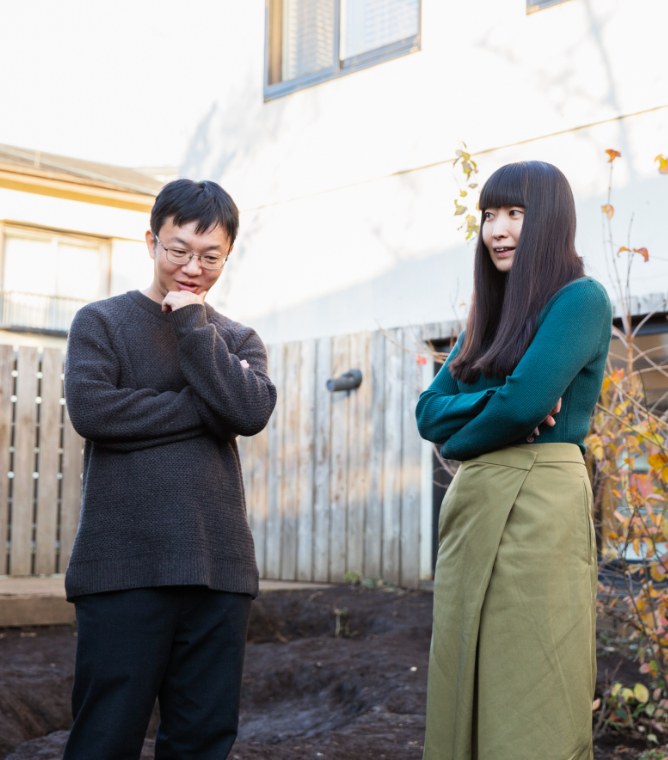 【写真】園庭で語り合う青山誠さん、寺尾紗穂さん