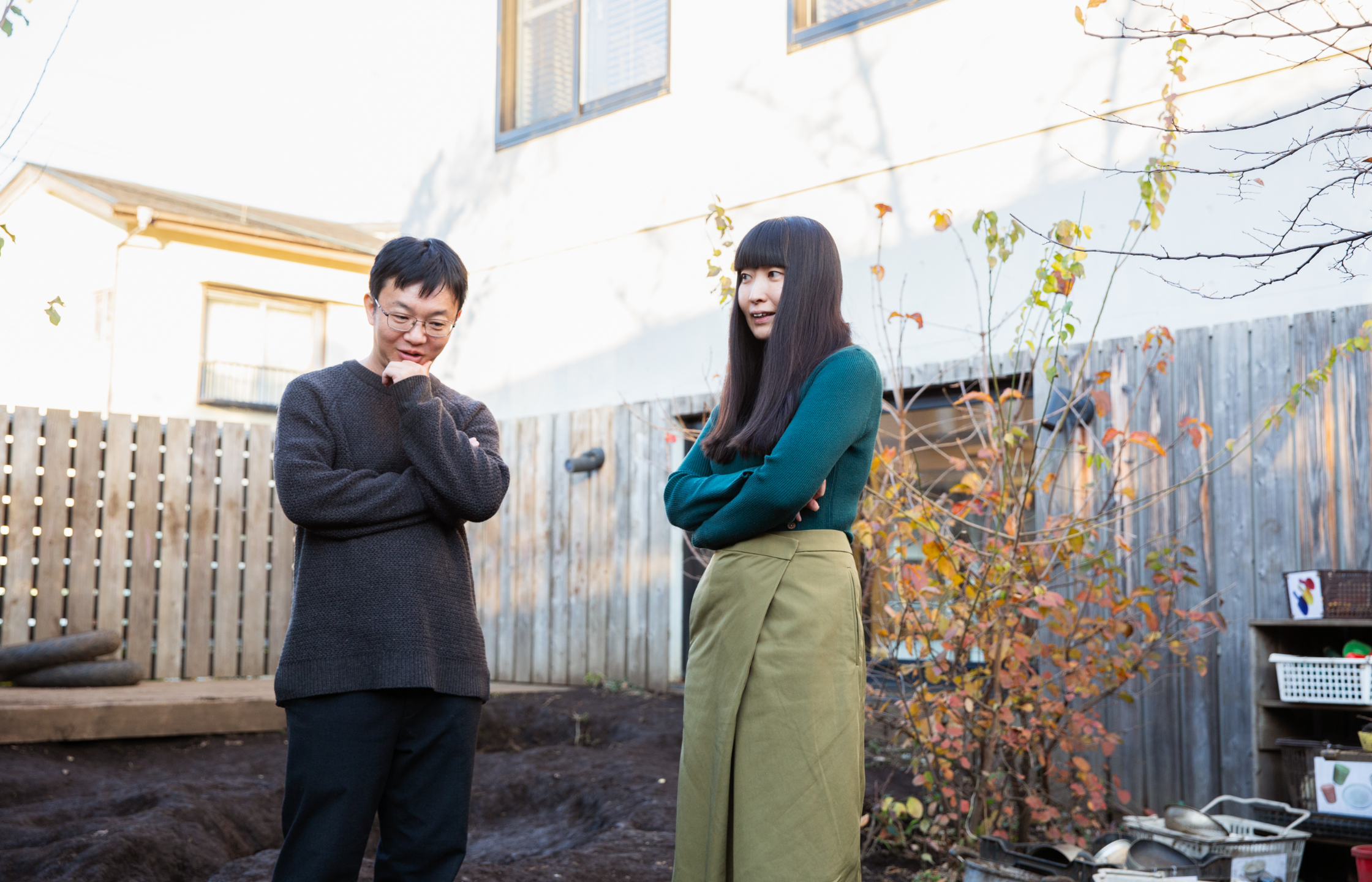 【写真】園庭で語り合う青山誠さん、寺尾紗穂さん