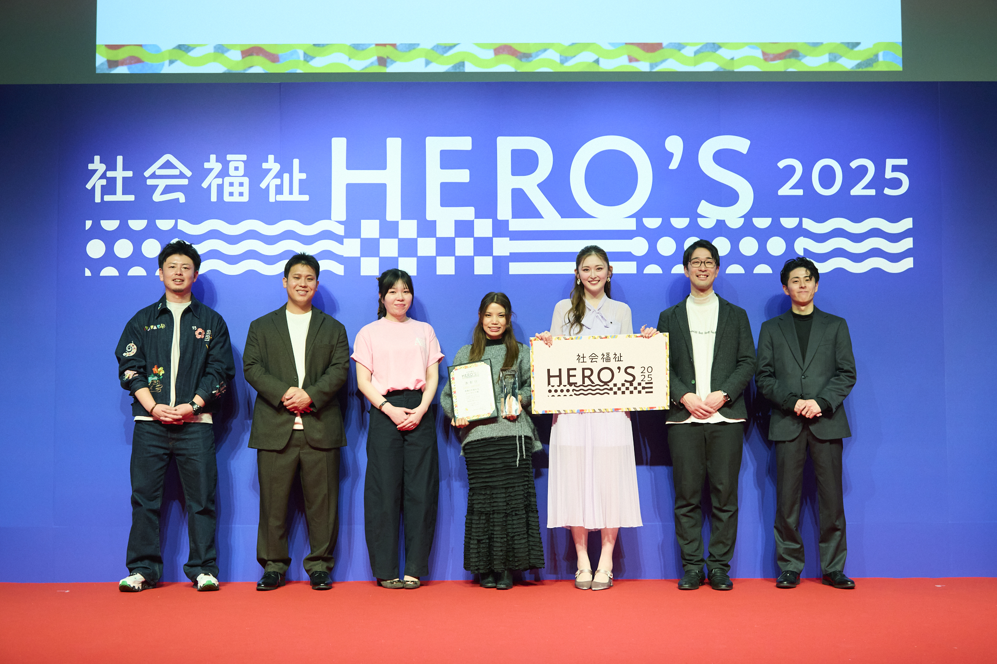 【写真】イベントに登壇した方々が立って並んでいる