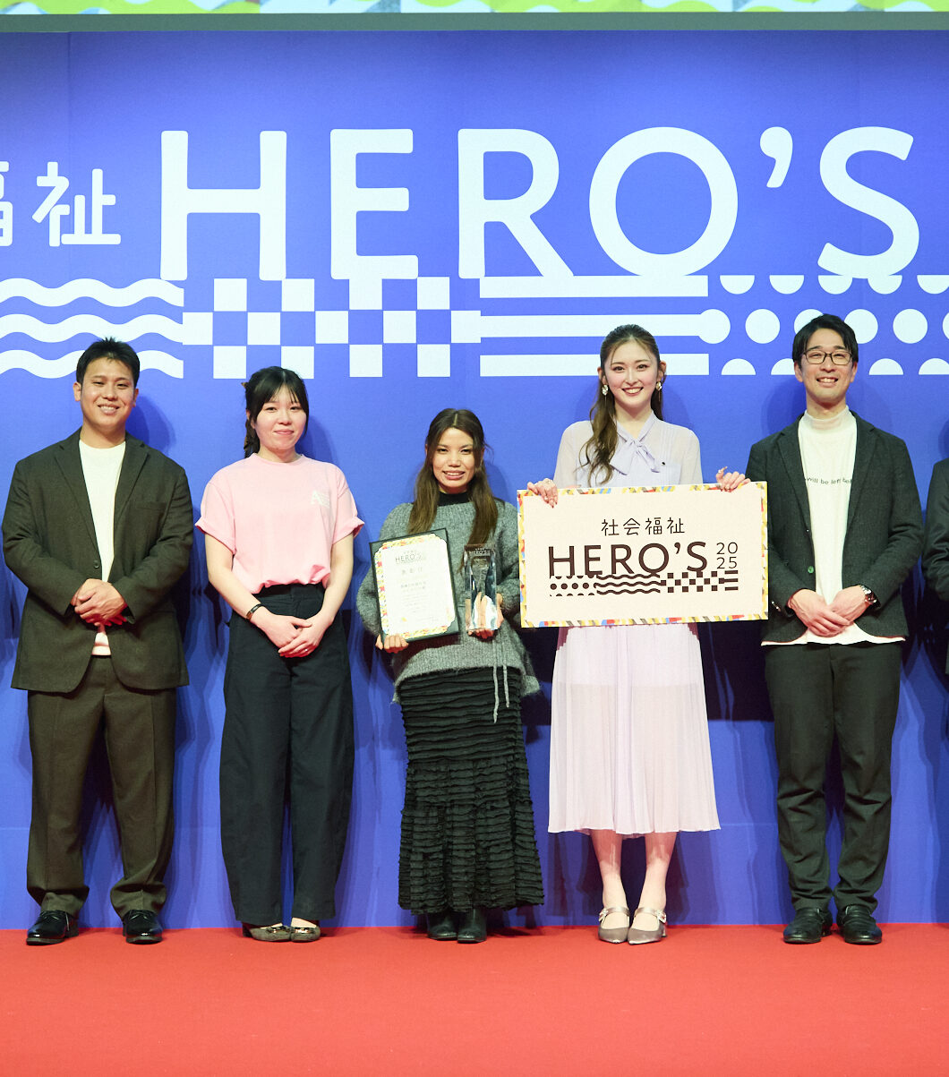 【写真】イベントに登壇した方々が立って並んでいる